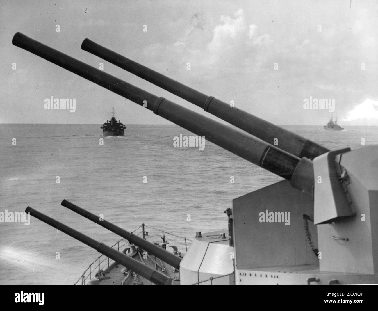 Opération de convoi en février escortant trois navires marchands, dont le Clan Chattan et le Rowalian Castle, d'Alexandrie à Malte sous la protection des canons du croiseur HMS Dido. Banque D'Images