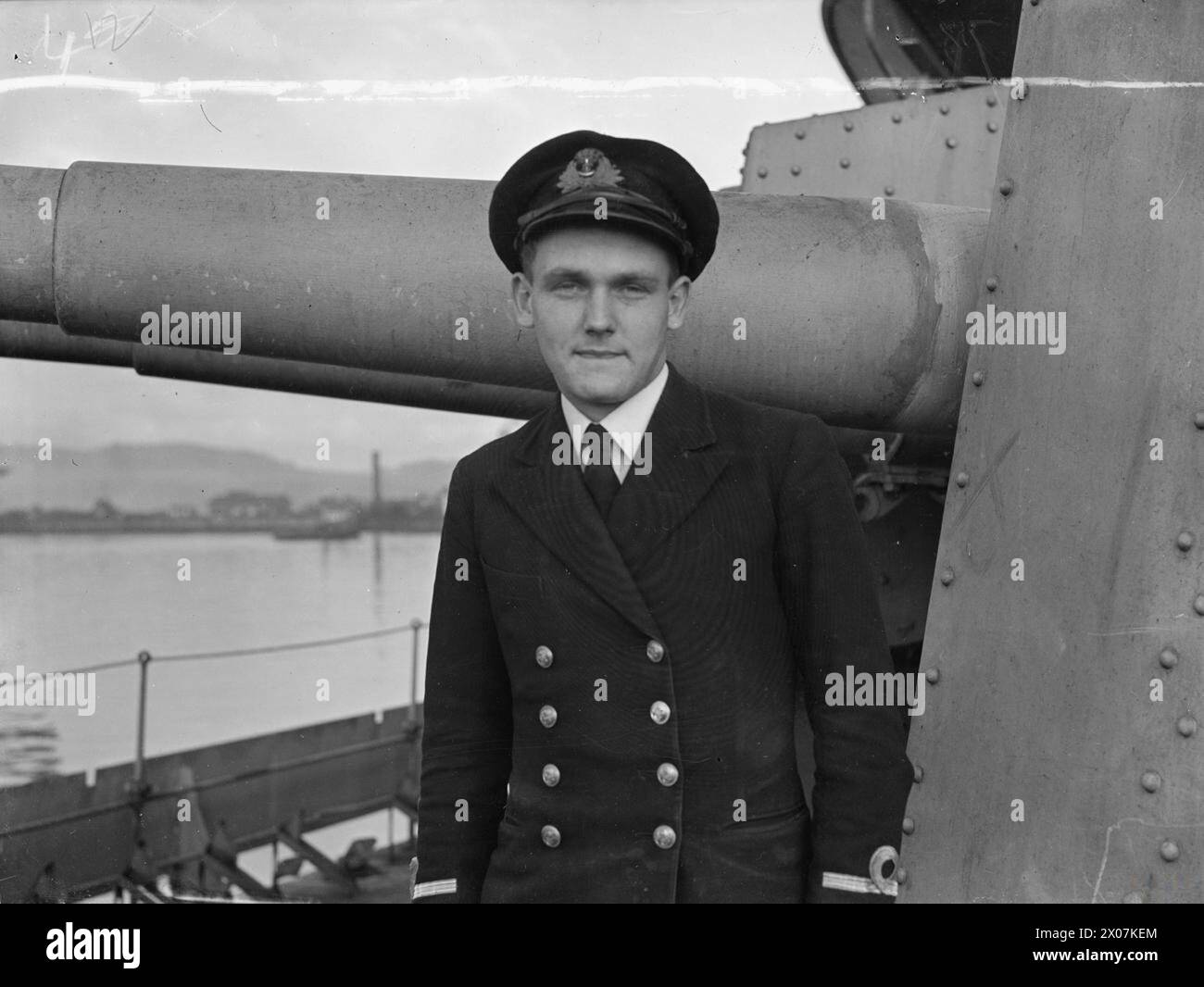 FILS DU MINISTRE CANADIEN UN SOUS-LIEUTENANT. 18 OCTOBRE 1943, ROSYTH. LE SOUS-LIEUTENANT W H HOWE, MRC, EST L'OFFICIER DE CONTRÔLE DES TORPILLES DU DESTROYER DE CLASSE TRIBALE NCSM HURON. SON PÈRE EST LE MINISTRE CANADIEN DES MUNITIONS, CLARENCE D. HOWE. - Sous-lieutenant W H Howe, RCN Banque D'Images