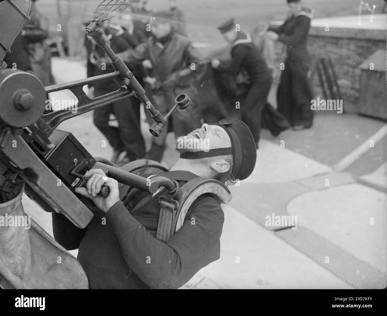 Du 1er au 3 juin 1942 à Northern Range, Orkneys, un groupe de débarquement du HMS Wheatland s'entraîna avec des fusils, des baïonnettes, des armes automatiques et des canons antiaériens Oerlikon à terre. Banque D'Images
