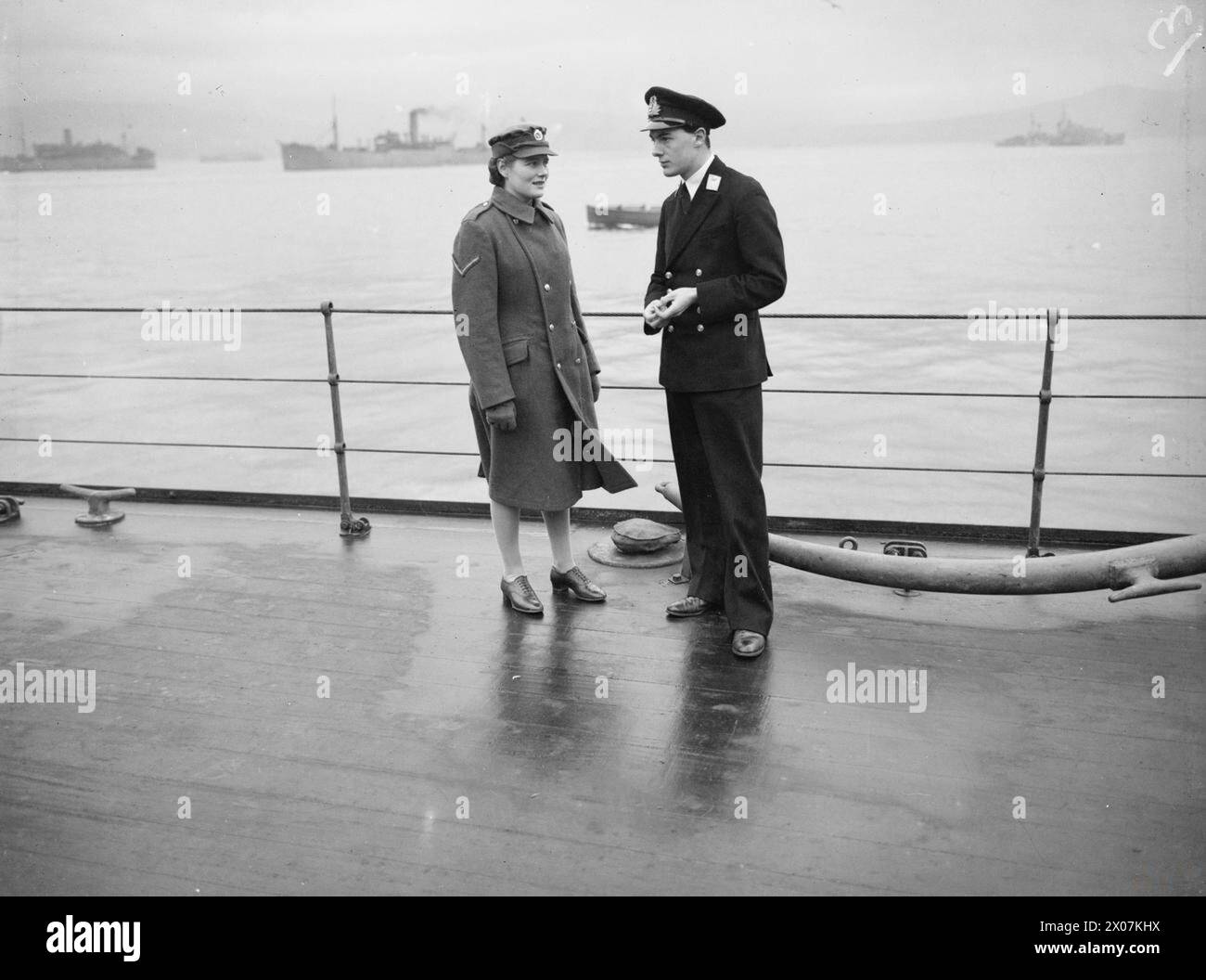 Entre le 12 et le 21 décembre, Winston Churchill se rend en Amérique à bord du HMS Duke of York. Mary Churchill a parlé avec un aspirant avant le départ. Banque D'Images