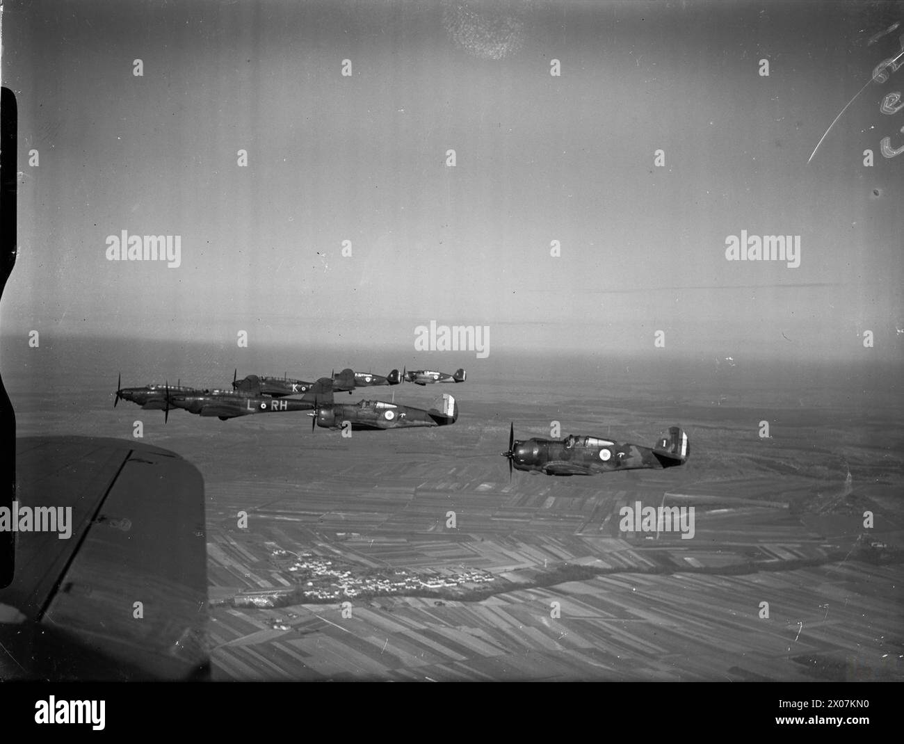 Fairey Battles of No. 88 Squadron RAF basé à Mourmelon-le-Grand a volé en formation avec Curtiss Hawk 75s de la 1e escadrille GC 1/2 de l'armée de l'air française au cours de 1939-1940. Banque D'Images