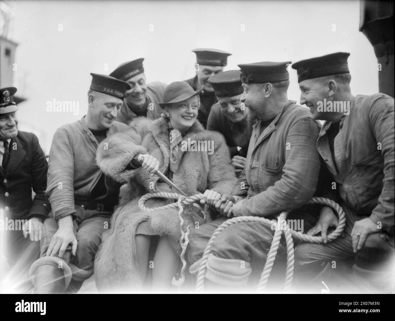 En 1941, Evelyn Laye visite un port naval et participe à des activités d'épissage de cordes. Banque D'Images
