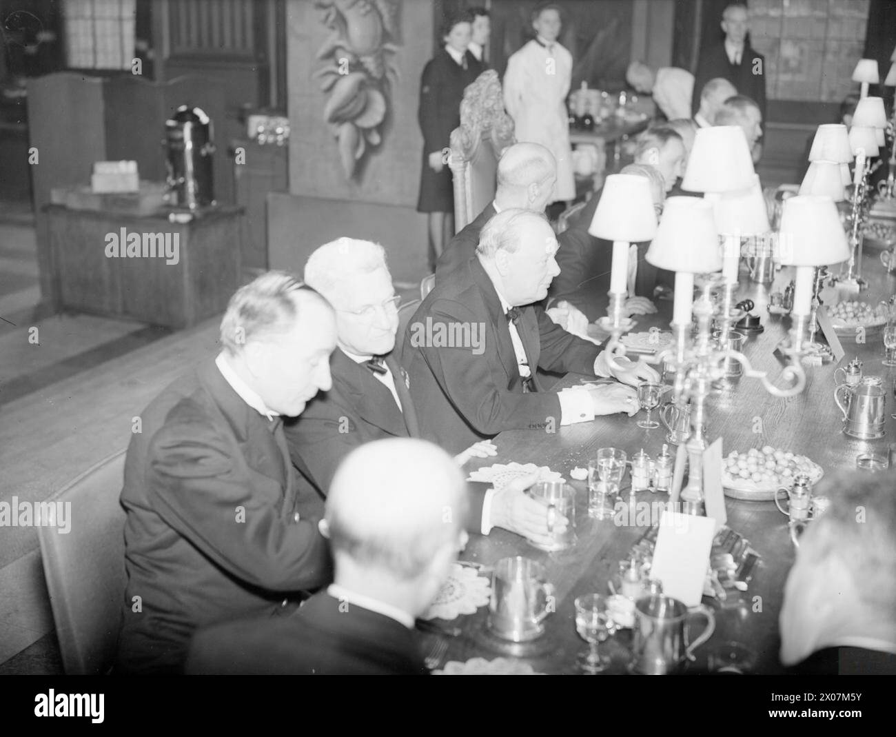 M. CHURCHILL ET LES CHEFS NAVALS DU GOUVERNEMENT DES ÉTATS-UNIS AU GREENWICH NAVAL COLLEGE. 24 JUILLET 1942. - Une scène pendant le dîner Banque D'Images
