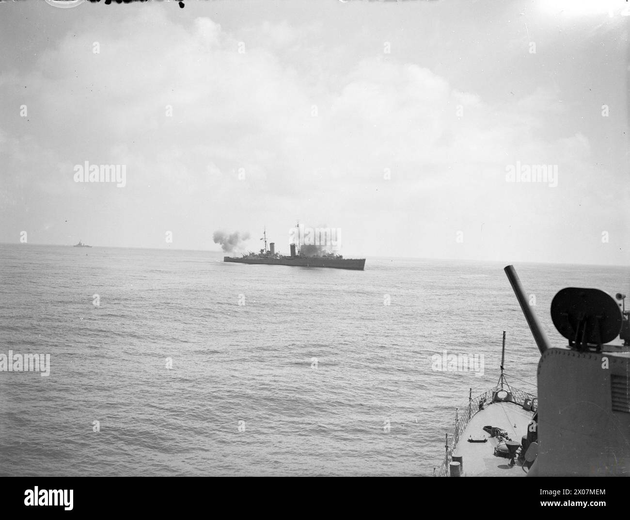 Le 18 mai 1944, le HMS Dido bombarde des cibles côtières près de Gaeta, en Italie, depuis le pont du destroyer américain d'escorte USS Mackenzie, ciblant les batteries ennemies, les décharges et les routes en soutien à l'armée. Banque D'Images