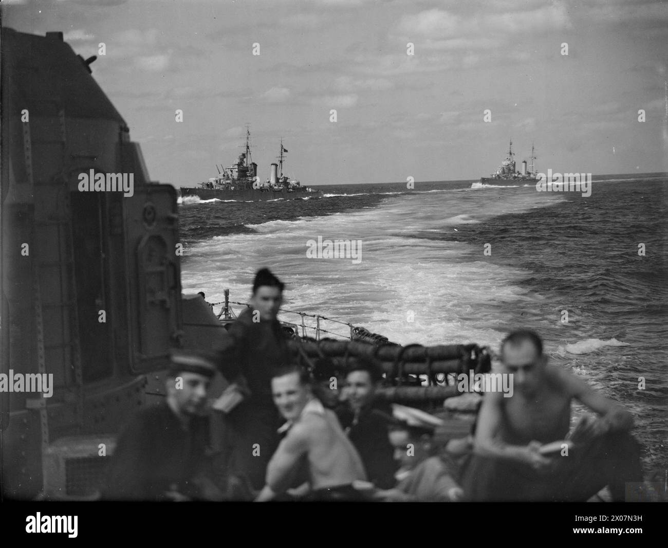 Le HMS Euryalus en service de convoi en Méditerranée orientale du 11 au 12 août 1942, accompagné du HMS Dido et du HMS Arethusa vers l'est. Banque D'Images