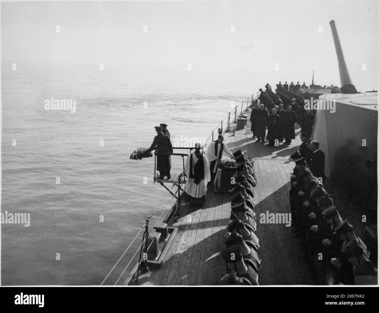Pendant la seconde Guerre mondiale, la Royal Navy a dirigé les funérailles du Lord Admiral Sir Dudley Pound à Portsmouth, avec des couronnes jetées par-dessus bord par ses fils depuis une plate-forme sur un croiseur. Banque D'Images Pendant la seconde Guerre mondiale, la Royal Navy a dirigé les funérailles du Lord Admiral Sir Dudley Pound à Portsmouth, avec des couronnes jetées par-dessus bord par ses fils depuis une plate-forme sur un croiseur. Banque D'Images