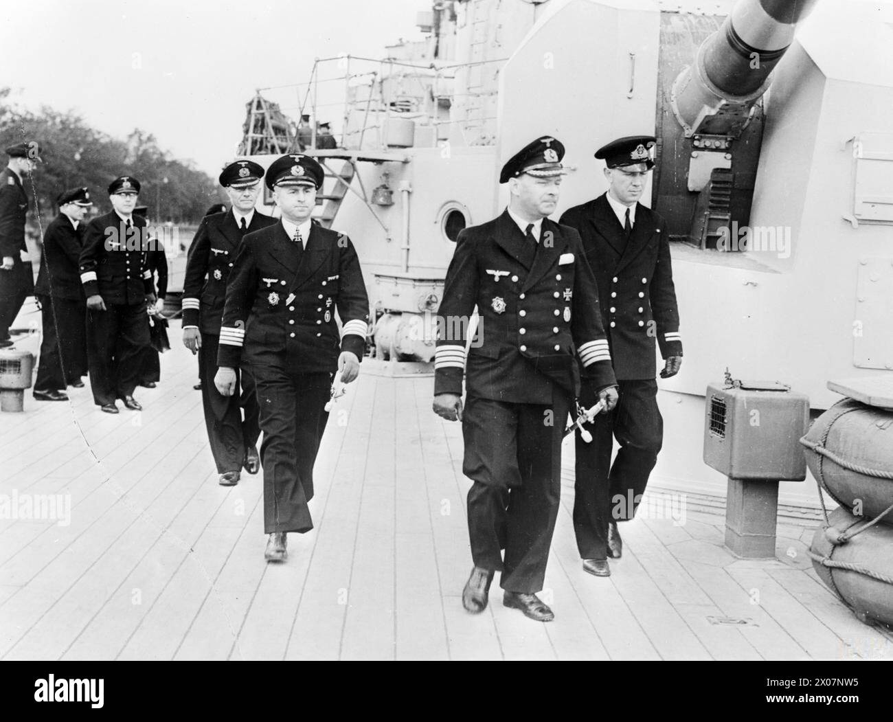Le 14 mai 1945, les officiers de la marine allemande à bord du HMS Dido à Copenhague ont reçu l'instruction de désarmer leurs navires, y compris le Nuremberg et le Prinz Eugen, en présence d'officiers et d'interprètes. Banque D'Images