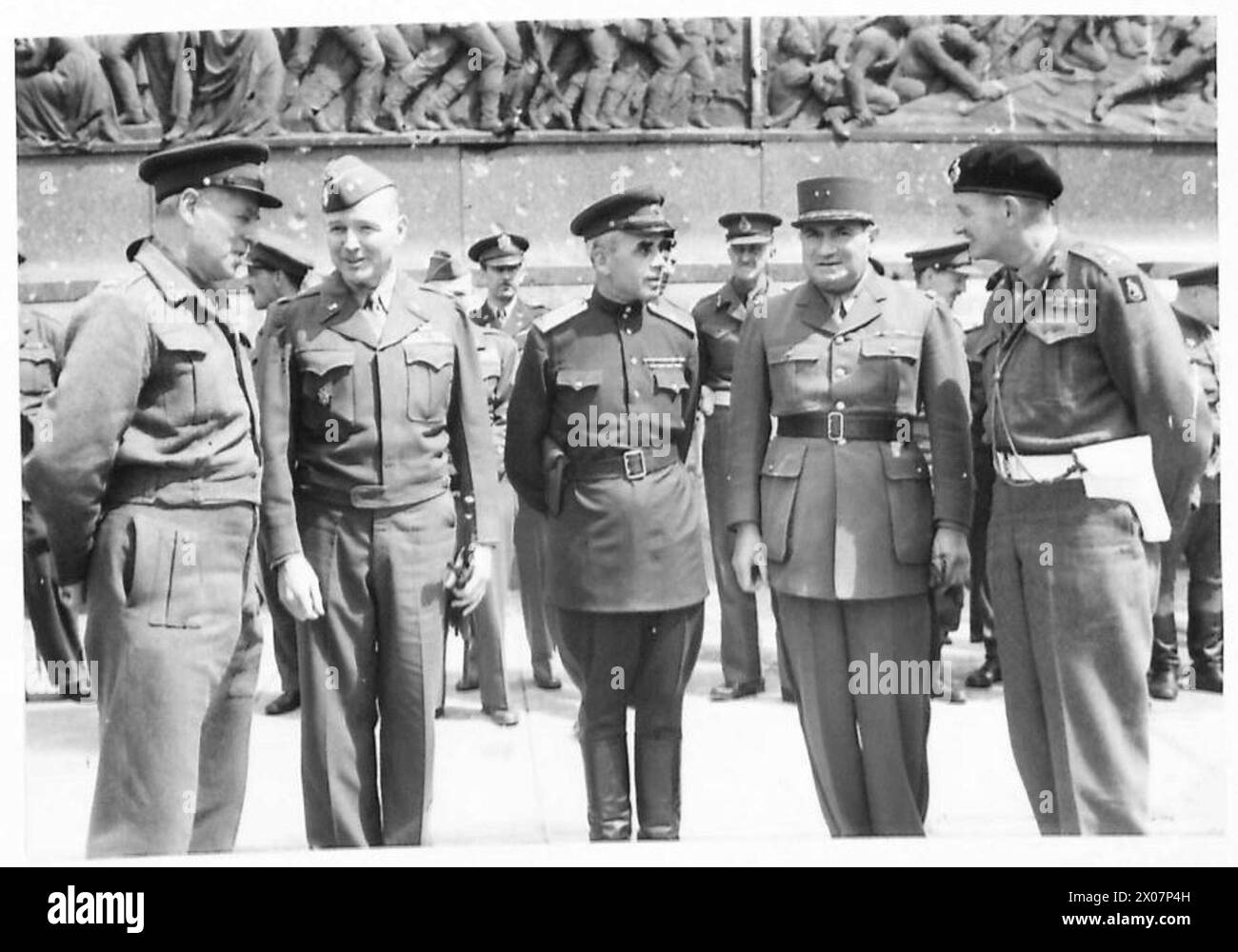 CÉRÉMONIE DE BRISER LE DRAPEAU À BERLIN [7E DIVISION BLINDÉE] - légende originale en temps de guerre : commandants alliés à Berlin. De gauche à droite - le lieutenant général Sir Ronald Weeks, Makr General Parks [É.-U.] Major général Barinoff [russe] général de Beauchesne [français] et Major général L.O. Lyne. Négatif photographique, Armée britannique, 21e groupe d'armées Banque D'Images