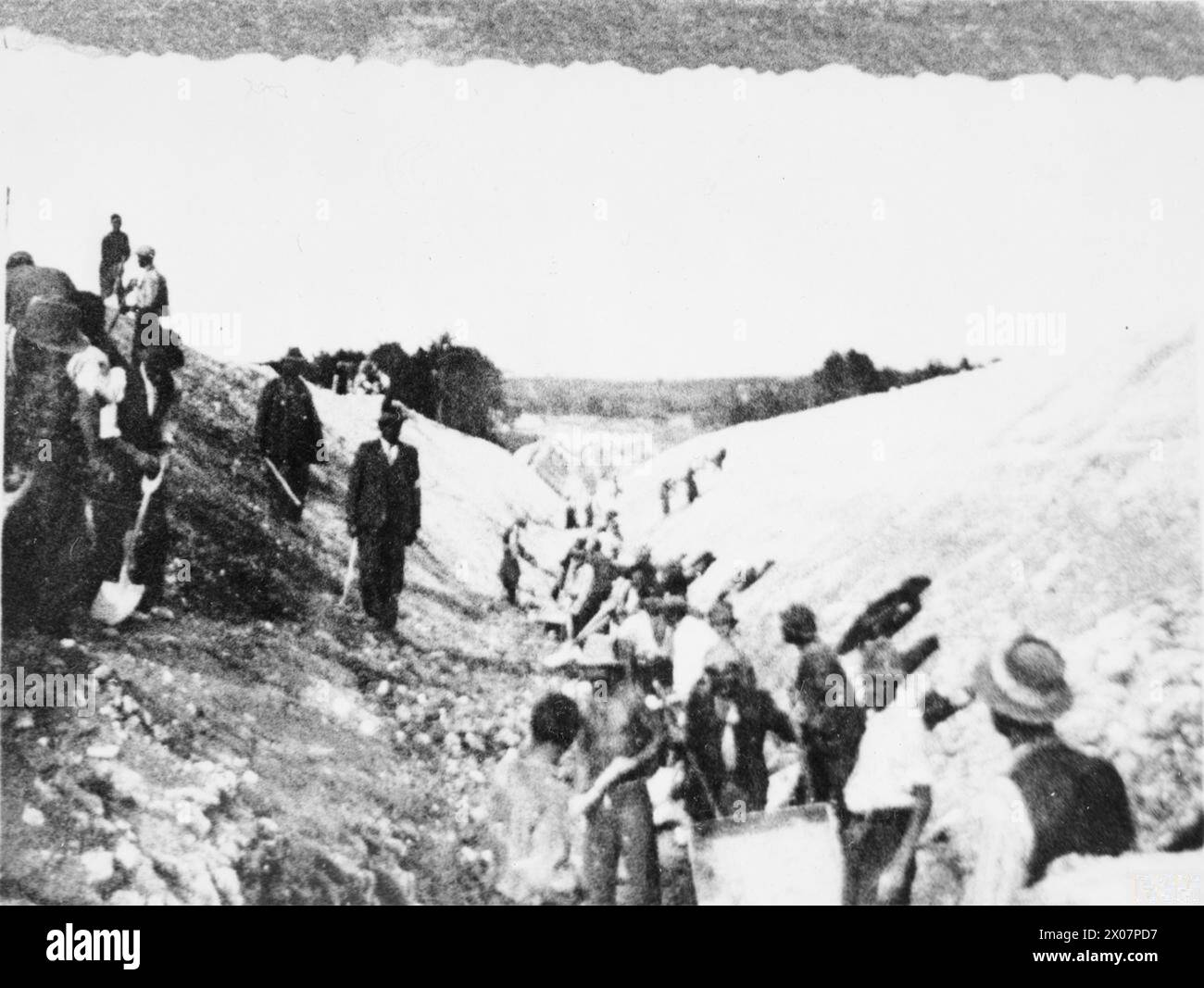 L'OCCUPATION GERMANO-SOVIÉTIQUE DE LA POLOGNE, 1939-1941 - des esclaves juifs du camp de travail de Belzec creusant un fossé antichar sur la ligne de démarcation germano-soviétique, 1940 Banque D'Images