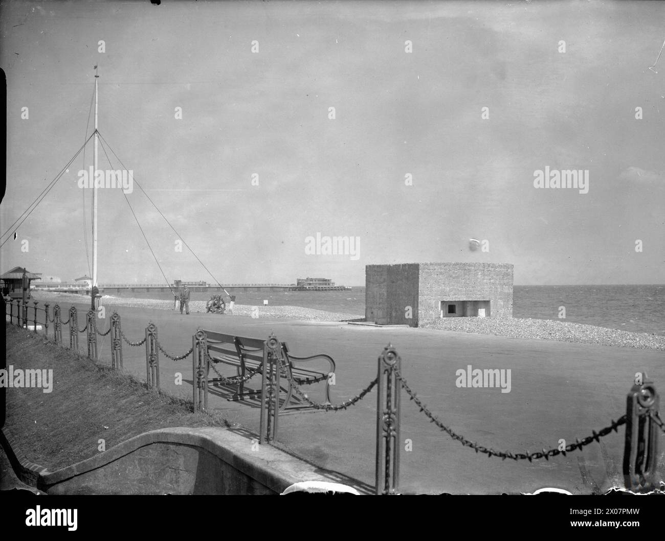 Une casemate est positionnée sur la promenade du front de mer de Worthing le 26 juin 1940 dans le cadre des défenses contre l'invasion au Royaume-Uni, avec la jetée visible derrière elle. Banque D'Images