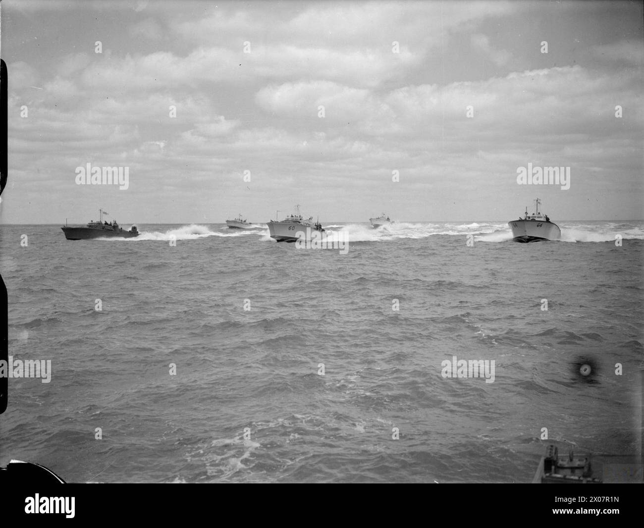 LA ROYAL NAVY PENDANT LA SECONDE GUERRE MONDIALE - flottille de canons à moteur, y compris MGB 62 et MGB 64, manœuvrant en mer Royal Navy, MGB/MTB 602, Motor Gun Boat/Motor Torpedo Boat, (1942), Royal Navy, MGB 64, Motor Gun Boat, (1941) Banque D'Images