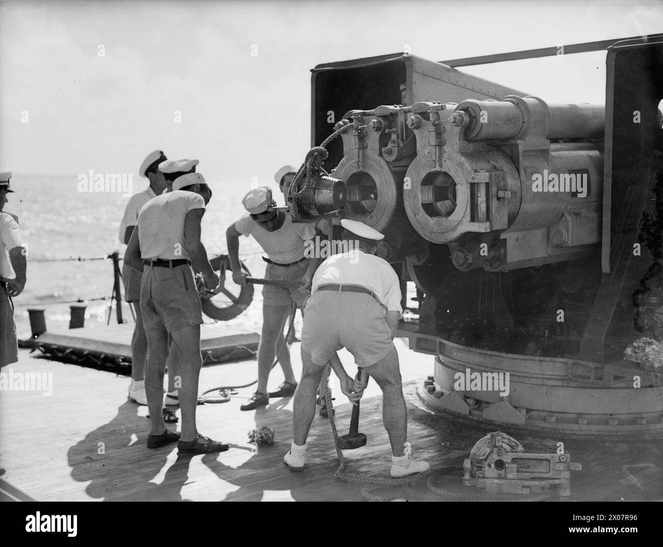 Les marins italiens retirent les blocs de brèche des canons du sloop colonial Eritrea après sa capitulation dans le port de Colombo le 14 septembre 1943. Le navire pesait 2 170 tonnes et avait une vitesse de 20 nœuds. Banque D'Images
