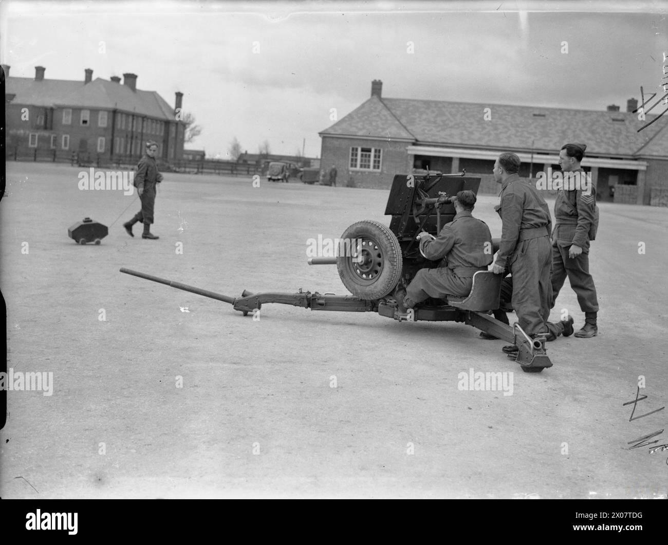 L'ARMÉE BRITANNIQUE AU ROYAUME-UNI 1939-45 - les recrues de la Royal Artillery s'entraînent sur le canon antichar 2-pdr, 22 avril 1941. La cible est un char modèle tiré sur une longueur de ficelle ! Armée britannique, artillerie royale Banque D'Images