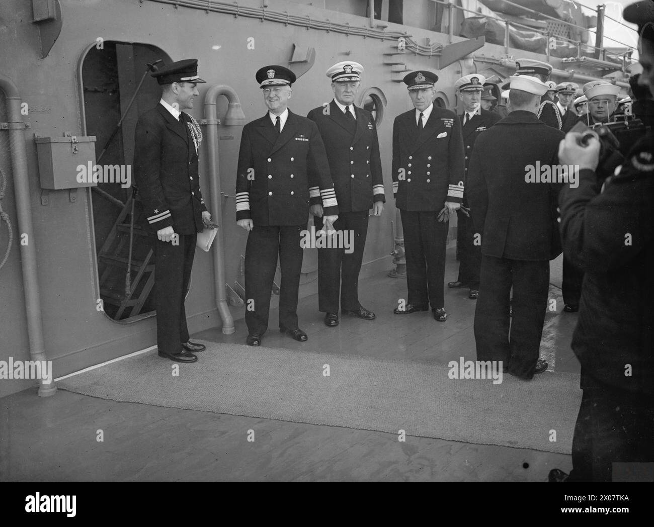 Le 7 juin 1942, le roi George VI visite la Home Fleet à bord du navire amiral américain USS Washington à Scapa. Les officiers présents comprennent l'amiral Stark, le contre-amiral Giffen, le vice-amiral Sir Geoffrey Blake, et le lieutenant de Drapeau A C Veasey. Banque D'Images