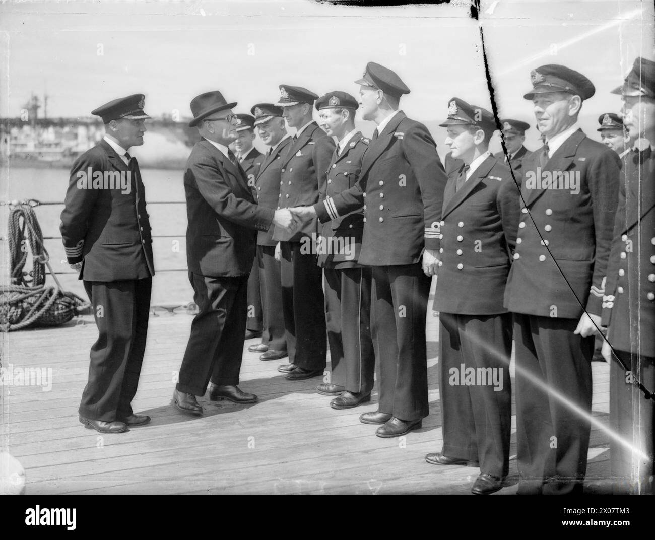 LE HAUT-COMMISSAIRE NÉO-ZÉLANDAIS SE REND À ACHILLE. 18 JUIN 1944, GREENOCK. LA VISITE DE M. JORDAN, HAUT COMMISSAIRE NÉO-ZÉLANDAIS SUR LE CROISEUR HMNZS ACHILLES. - M. Jordan avec des officiers de l'ACHILLE Banque D'Images