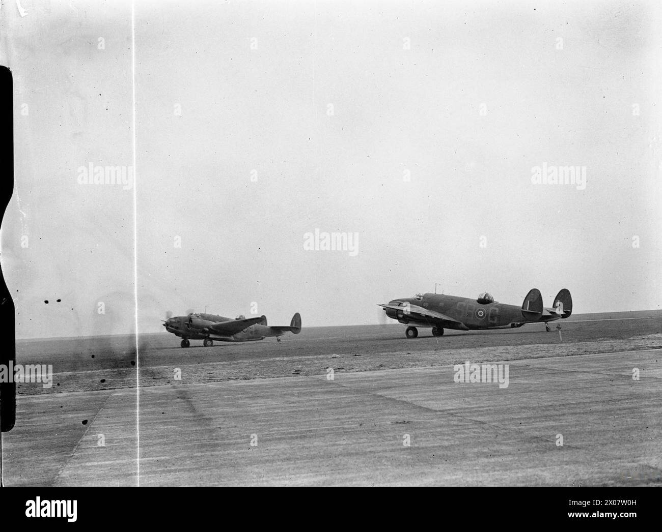 Le Lockheed Ventura Mark IIS du 464e escadron RAAF fait tourner des moteurs à Feltwell, Norfolk, se préparant pour le vol pendant les opérations en 1942-1945. Banque D'Images