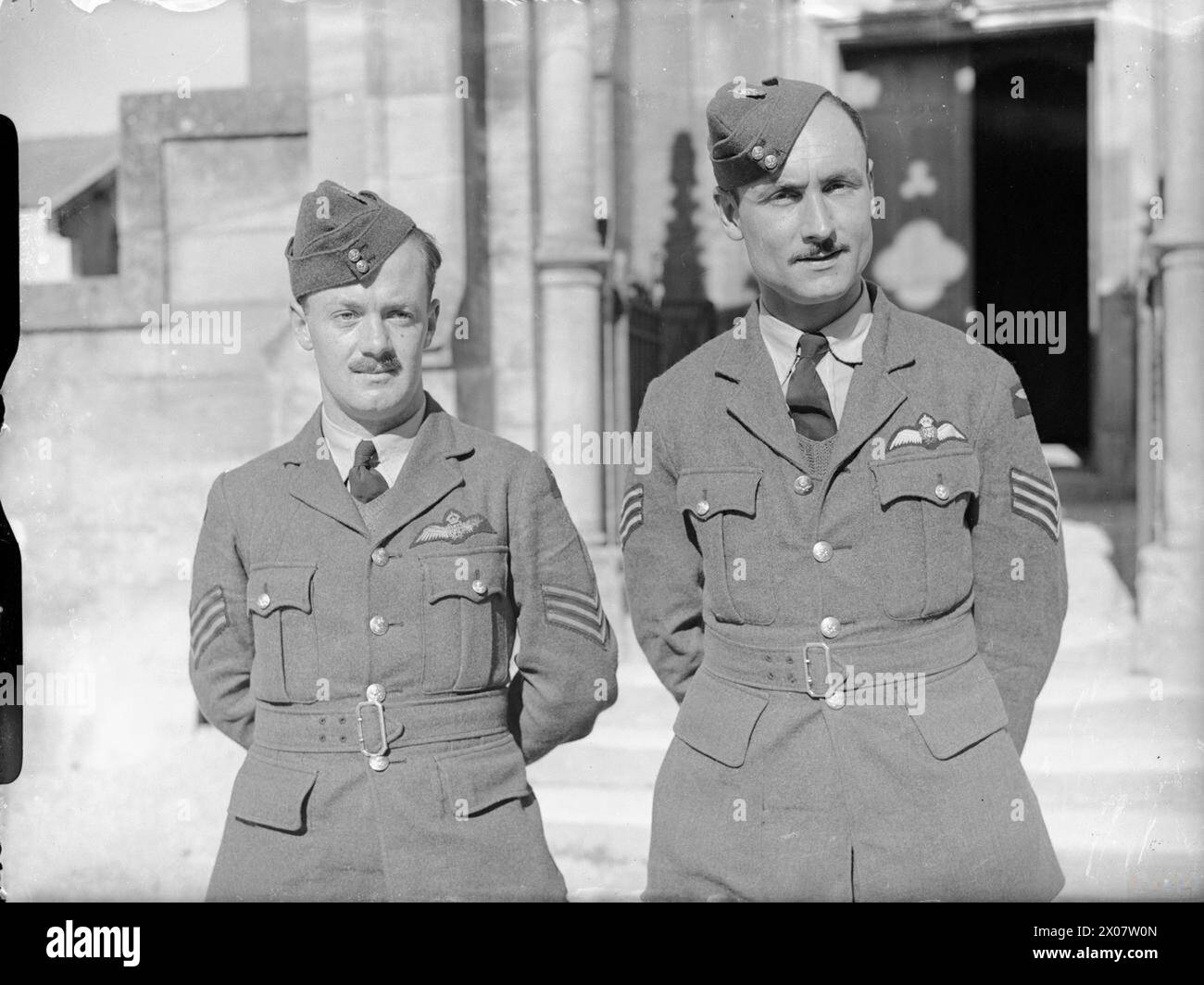 Les sergents pilotes G.F. Berry et R.A. Albonico du No. 1 Squadron RAF se tiennent devant une église à Neuville-sur-Ornain en 1940 ; Albonico est capturé le 18 mai, tandis que Berry est tué au combat le 2 septembre lors des batailles de France et de Grande-Bretagne. Banque D'Images