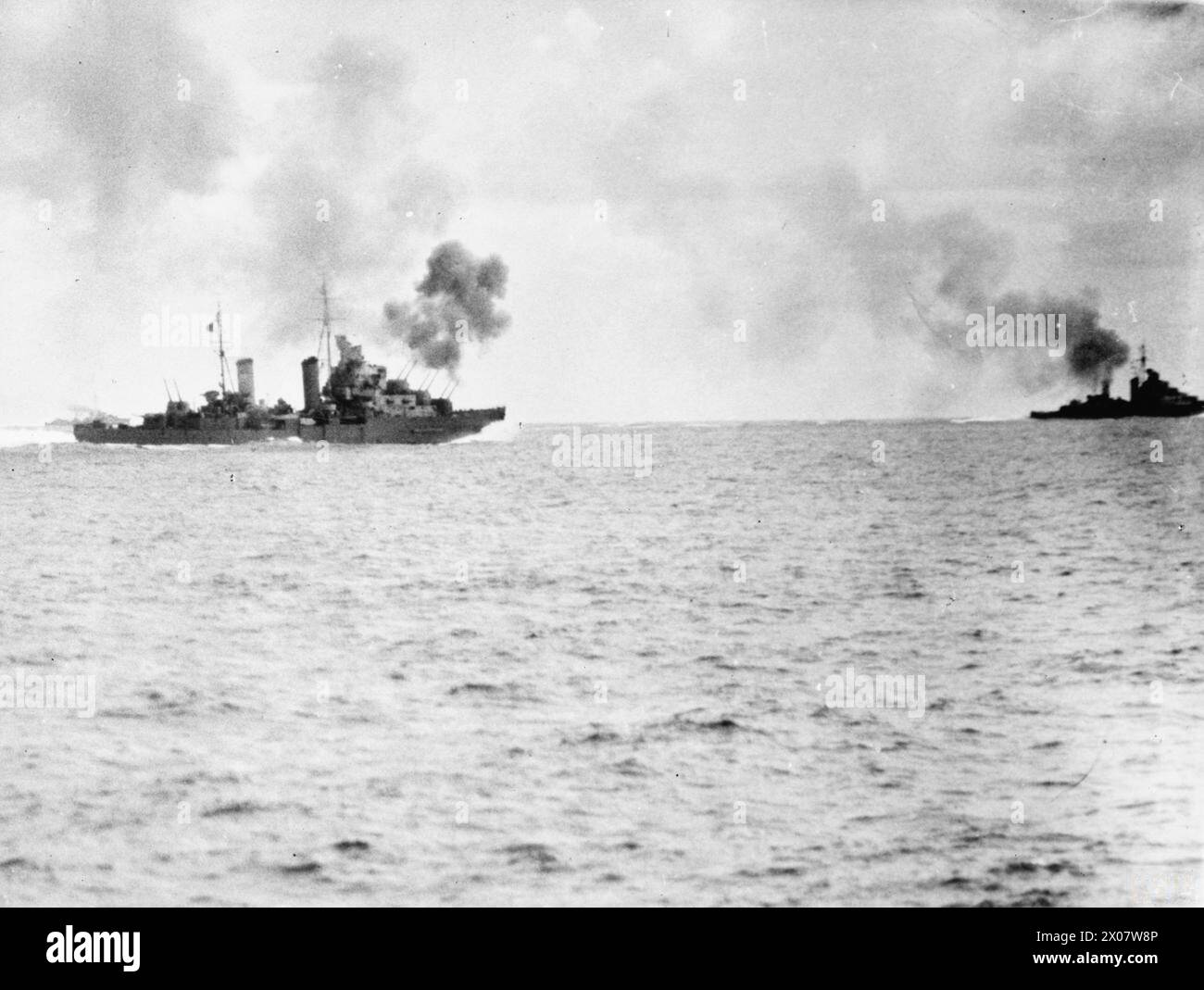 Du 9 au 11 mars 1942, la British Mediterranean Fleet patrouille à bord du HMS Jervis tandis que les croiseurs HMS Dido et HMS Euryalus attaquent les avions ennemis. Banque D'Images