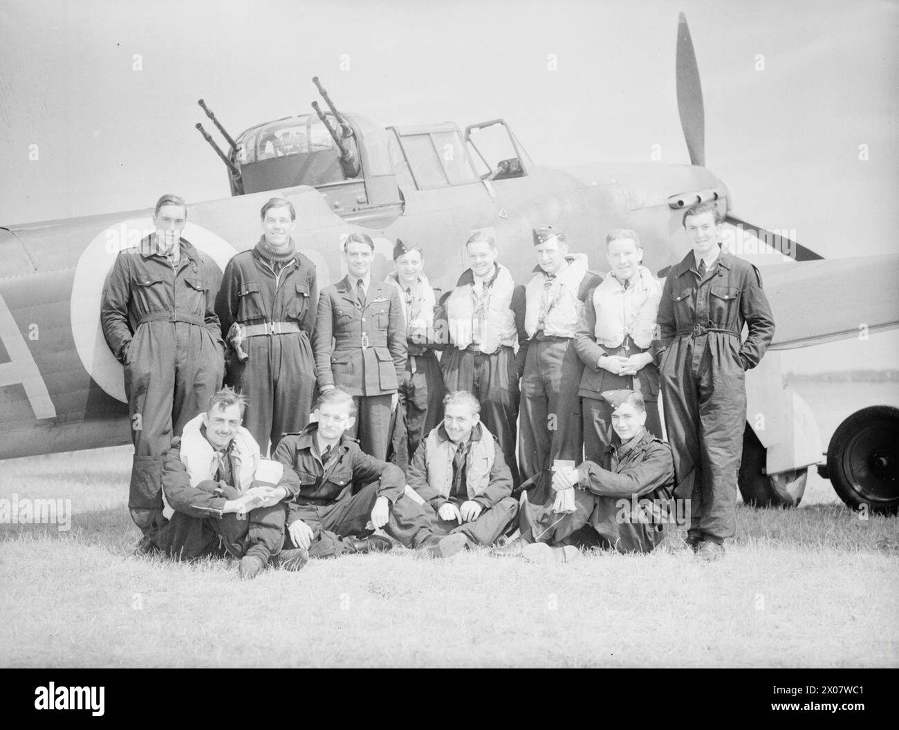 COMMANDEMENT DE CHASSE DE la RAF 1940 - pilotes et artilleurs de l'escadron no 264 devant le Boulton Paul Defiant Mk I N1585 PS-A, mai 1940. Rangée arrière : le pilote Guy l Hickman (KIA 31 mai 1940) ; le lieutenant de vol Nicholas 'Lanky' Cooke (KIA 31 mai 1940); chef d'escadron Philip Hunter (KIA 24 août 1940) ; pilote Michael H Young ; pilote Gerald H Hackwood (KIA 20 novembre 1940) ; pilote Eric G Barwell ; pilote Samuel R Thomas ; pilote David Whitley (KIA 28 août 1940). première rangée : le sergent de vol Edward R Thorn; le pilote Desmond H Kay (tué le 19 octobre 1944) ; le sergent ARN Banque D'Images