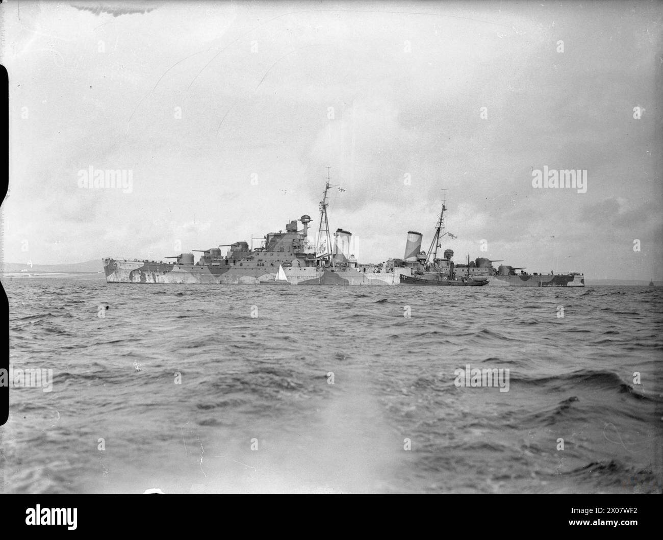 Le HMS Naiad, un croiseur de classe Dido, a été camouflé et ancré dans le Firth of Forth avec un drifter et un voilier à côté pendant la première Guerre mondiale Banque D'Images