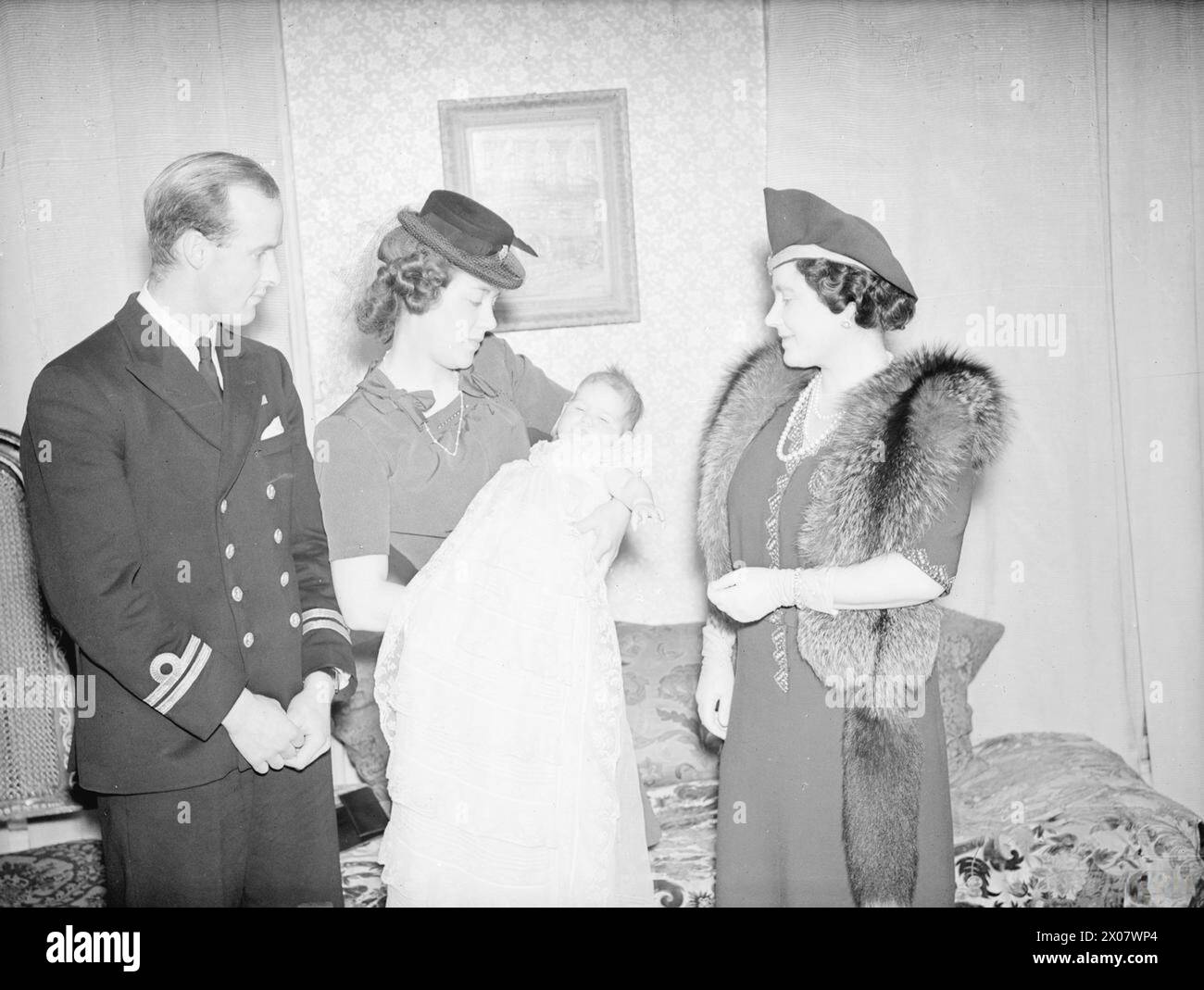 Elizabeth, âgée de trois mois, fille de Lady Anne Wake-Walker et du lieutenant Christopher Wake-Walker, a été baptisée à la chapelle St Faith, à l'abbaye de Westminster, à Londres, le 10 mars 1945, en présence de la reine. Banque D'Images Elizabeth, âgée de trois mois, fille de Lady Anne Wake-Walker et du lieutenant Christopher Wake-Walker, a été baptisée à la chapelle St Faith, à l'abbaye de Westminster, à Londres, le 10 mars 1945, en présence de la reine. Banque D'Images