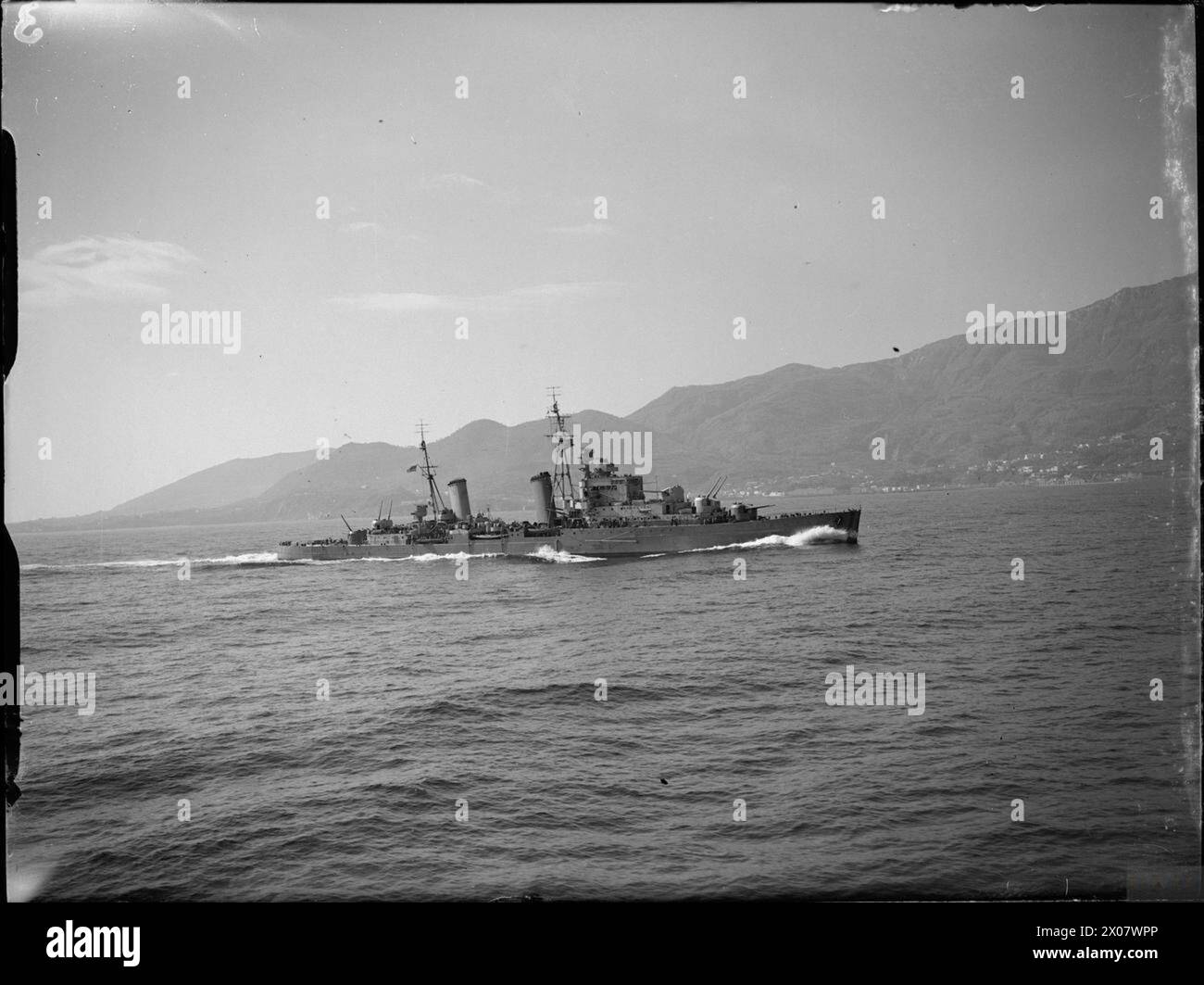 Le HMS Dido, équipé de canons de 5,25 pouces, navigue le long de la côte italienne pour bombarder des cibles ennemies dans la région de Gaeta, un navire adopté par Bolton. Banque D'Images
