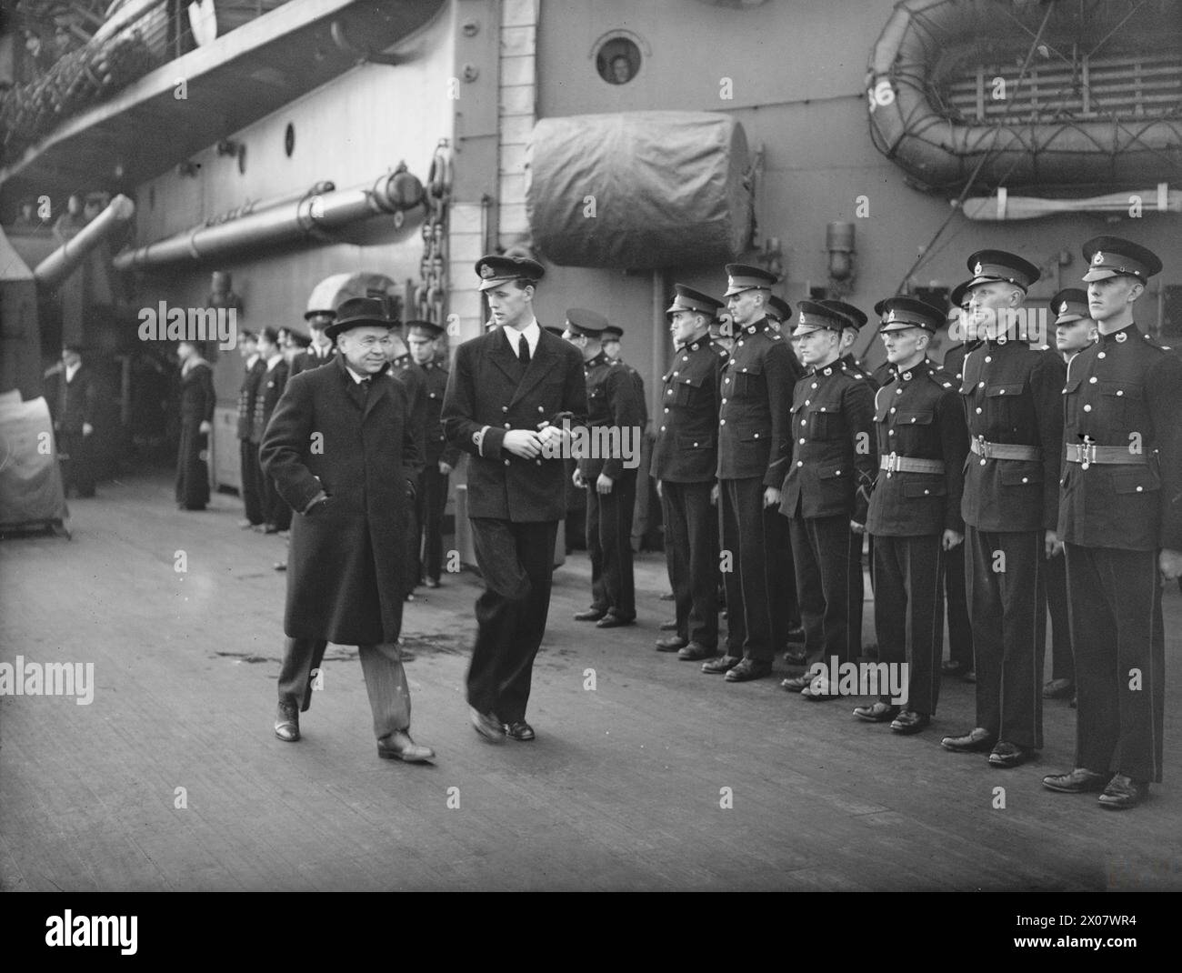 Du 12 au 21 décembre, Winston Churchill se rend en Amérique à bord du HMS Duke of York, avec Lord Beaverbrook passant une garde d'honneur des Marines à son arrivée. Banque D'Images