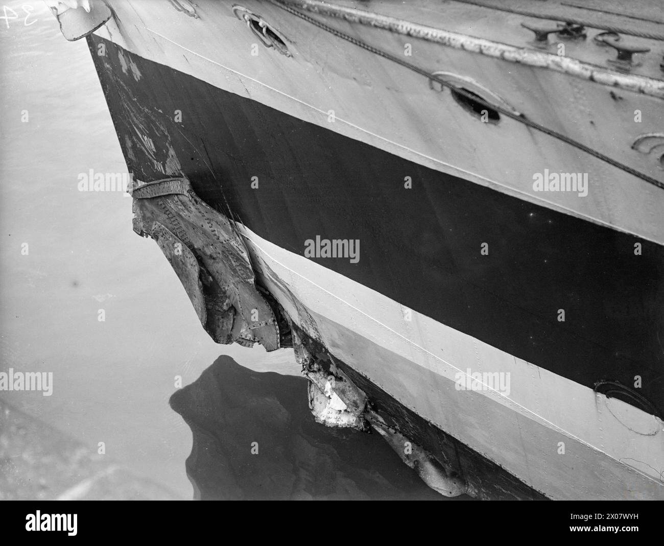 Entre le 22 septembre et le 20 octobre 1942, le HMS Viscount et le HMS Fame percutent et coulent deux sous-marins allemands tout en escortant un convoi atlantique, avec des dommages visibles à la tige du HMS Viscount. Banque D'Images