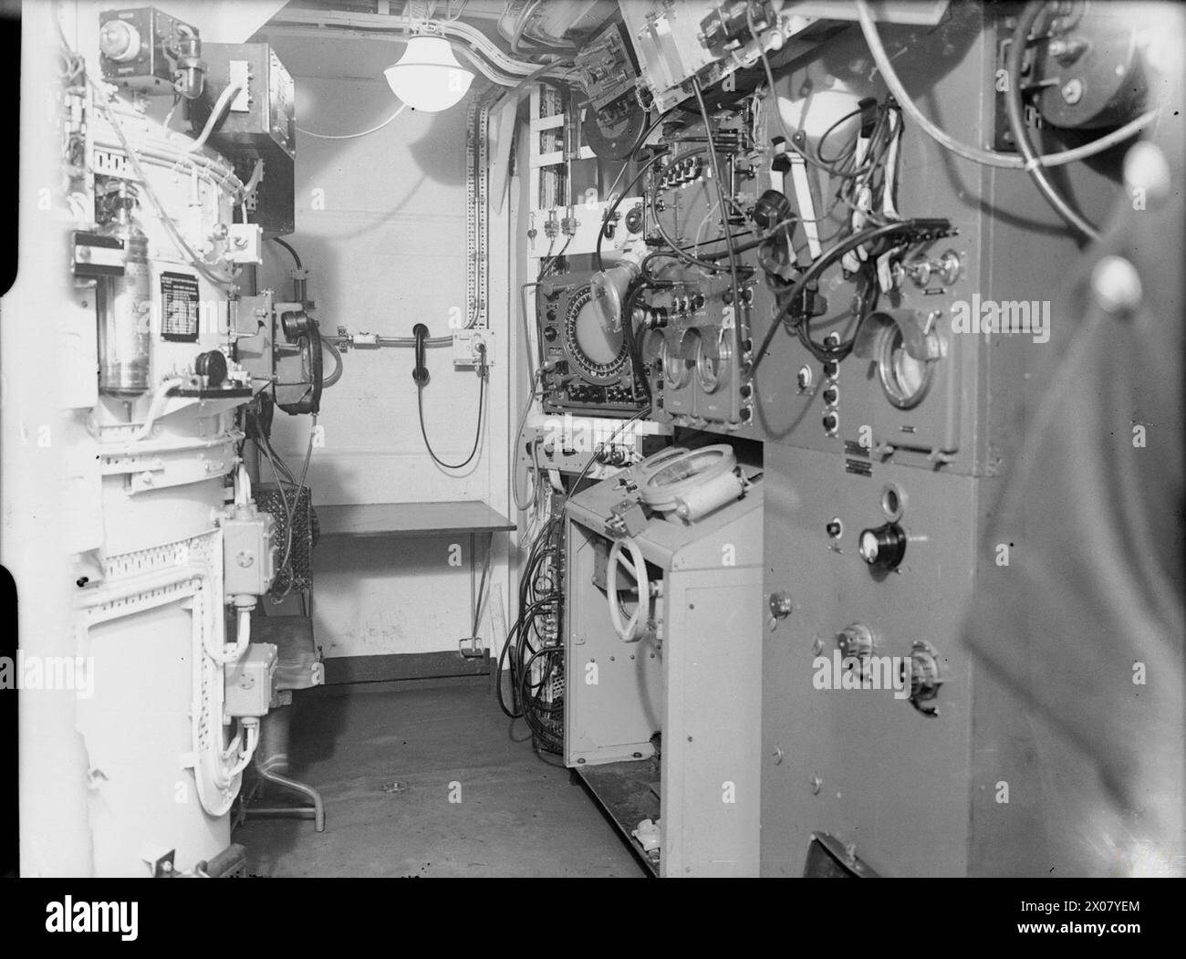 LA ROYAL NAVY PENDANT LA SECONDE GUERRE MONDIALE - cabines radar dans le HMS SWIFTSURE, un croiseur de classe Minotaur, à Scapa Flow. La photo montre 281 radar RX Royal Navy, HMS Tarlton, Minesweeper, (1955) Banque D'Images