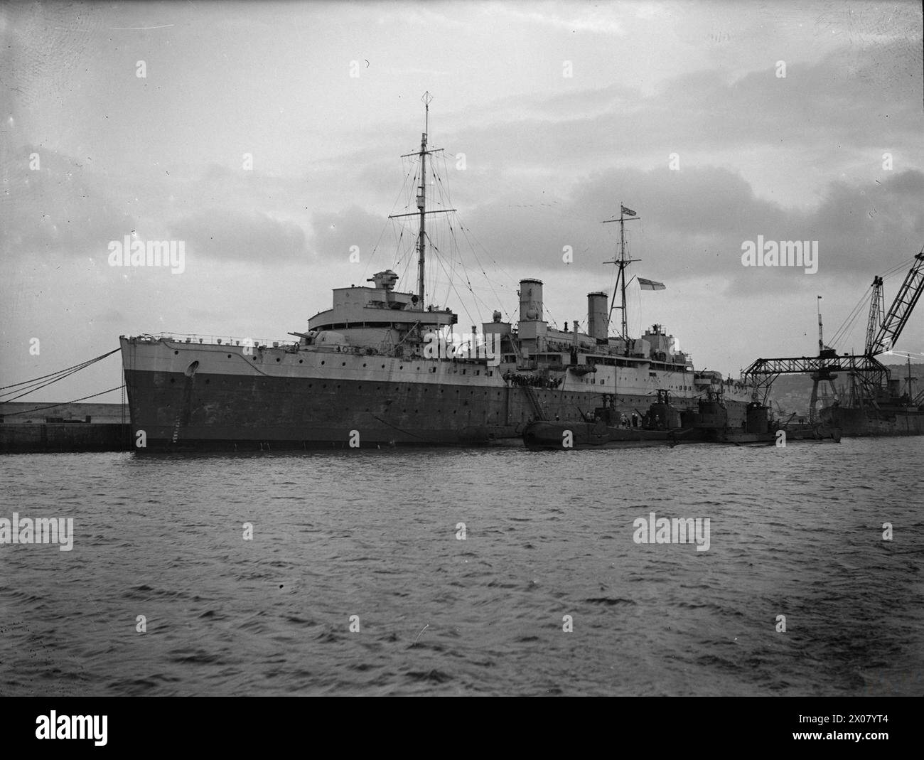 NAVIRE DEPOT SOUS-MARIN. 21 FÉVRIER 1943, ALGER. - Le sous-marin Depot Ship HMS MAIDSTONE, avec ses sous-marins à ses côtés Banque D'Images