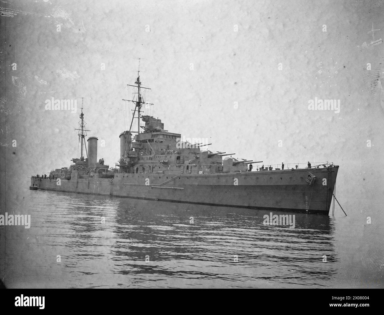 En 1940, le HMS Bonaventure, un croiseur léger de classe Dido de la Royal Navy, a été observé depuis la proue à bord, soulignant sa conception et sa structure. Banque D'Images