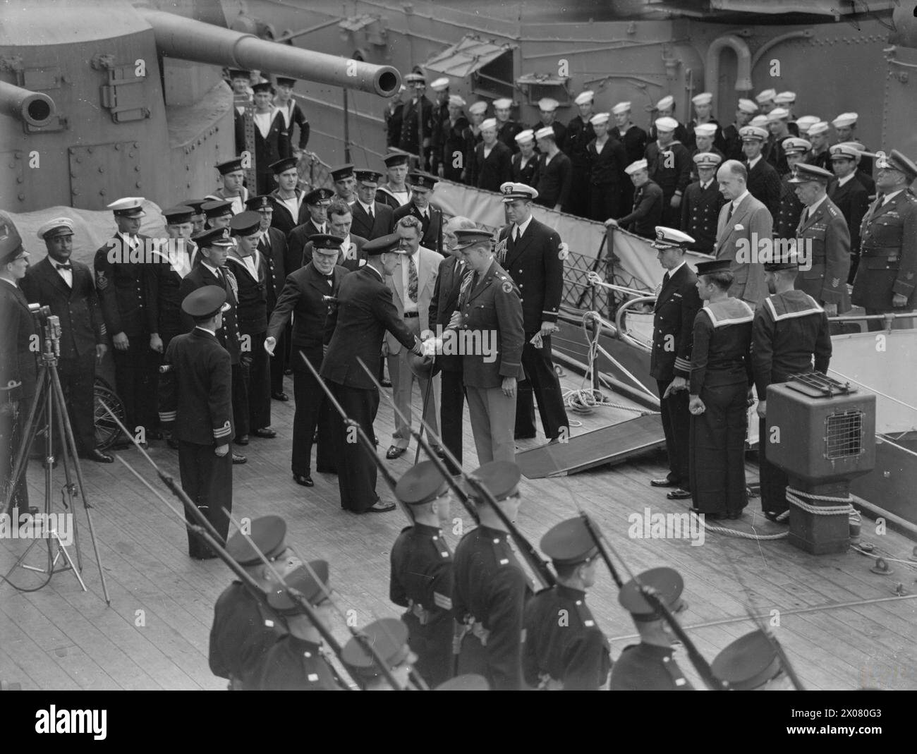 LE PRÉSIDENT ROOSEVELT RENCONTRE LE PREMIER MINISTRE CHURCHILL. LE 10 AOÛT 1941, À BORD DU HMS PRINCE OF WALES, DANS L'ATLANTIQUE NORD AU LARGE DE TERRE-NEUVE. LES RÉUNIONS ONT EU LIEU À BORD DU CUIRASSÉ HMS PRINCE OF WALES ET DU CROISEUR AMÉRICAIN USS AUGUSTA, LES RÉUNIONS ONT COMMENCÉ LE 9 AOÛT 1941. - Le président entre à bord et est accueilli par le premier ministre. Le capitaine Leach, MVO, RN, capitaine du HMS PRINCE OF WALES serre la main au fils du président, le capitaine Elliot Roosevelt, derrière le président se trouve l'enseigne Franklin Roosevelt. Sur la rampe rejoignant les navires M. Sumner Wells et le général Marshall, AR américain Banque D'Images