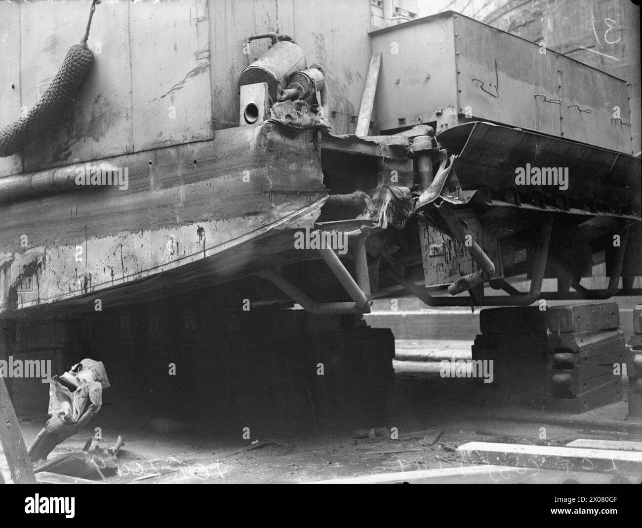 DOMMAGES AU LCT 2649. 22 AVRIL 1944, LANGTON DOCK, LIVERPOOL. - Dommages à la poupe bâbord Banque D'Images