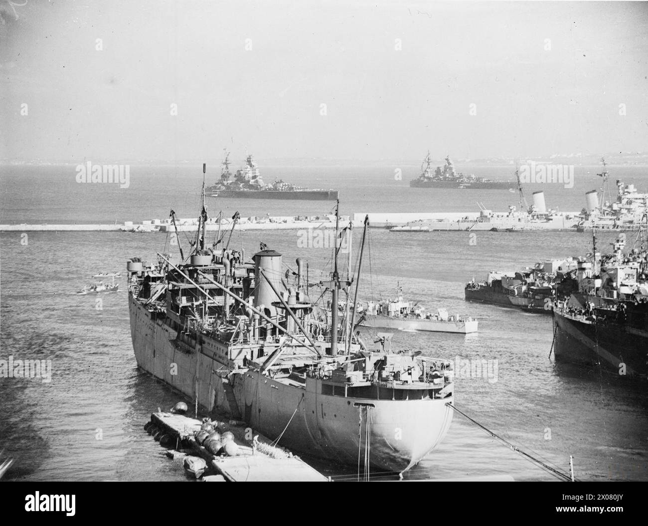 Le 6 avril 1943, une vue panoramique du port d'Alger montre les navires de la Royal Navy, notamment les HMS formidable, HMS Dido, HMS Maidstone, HMS Vienna, HMS Carlisle, le HMS Ashanti et le HMS Oakley positionnés près de la jetée. Banque D'Images