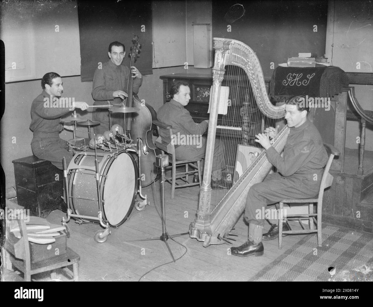 Les soldats néerlandais stationnés en Angleterre en 1941 pratiquent comme orchestre militaire, y compris un harpiste, jouant régulièrement des concerts et des danses à leur base tout en suivant une formation militaire. Banque D'Images