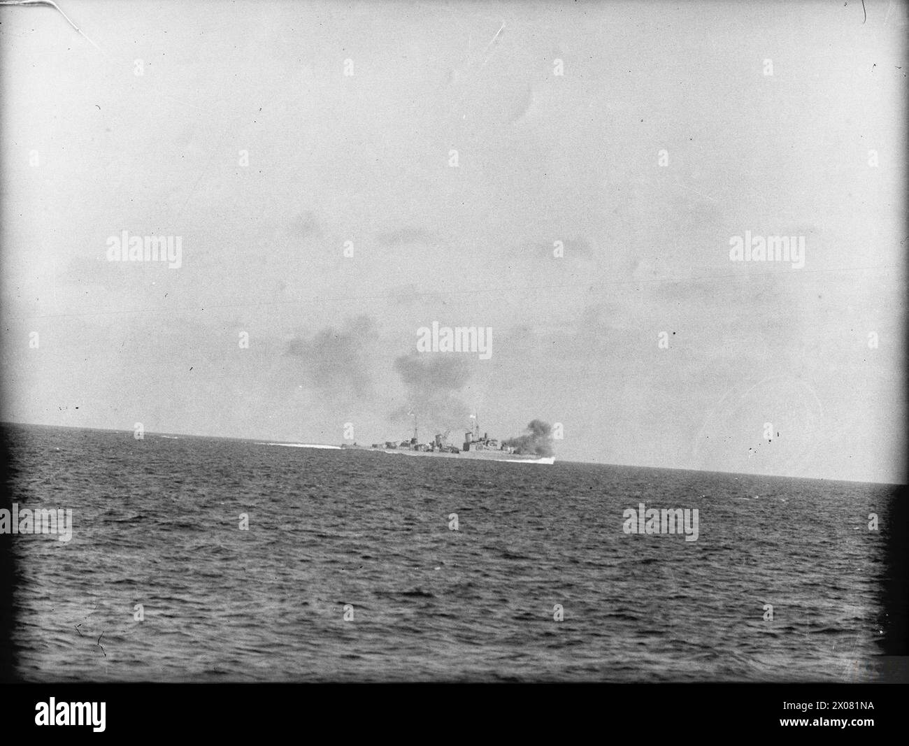 LES FORCES LÉGÈRES BRITANNIQUES ATTAQUENT LES DESTROYERS ENNEMIS AU LARGE DE BREST. 17 OCTOBRE 1940, À BORD DU DESTROYER HMS KELVIN. UNE FORCE DE DESTROYERS ALLEMANDS A ÉTÉ APERÇUE PAR DES AVIONS VOLANT VERS L'OUEST AU LARGE DE BREST, LES FORCES LÉGÈRES BRITANNIQUES DANS LES ENVIRONS ONT PROCÉDÉ À PLEINE VITESSE POUR INTERCEPTER ET TENTER DE LES AMENER AU COMBAT. PEU APRÈS 16 HEURES, UN CROISEUR ENGAGE L'ENNEMI À UNE PORTÉE EXTRÊME DE 100 MILES À L'OUEST DE LANDS END. LES DESTROYERS ENNEMIS SE RETIRÈRENT APRÈS AVOIR ÉTÉ ENGAGÉS, S'ÉCHAPPANT DANS LA LUMIÈRE DÉFAILLANTE À BREST. - Le HMS NEWCASTLE engageant l'ennemi avec ses canons avancés HMS Newcastle (ex-Minotaur, rebaptisé 1936) Banque D'Images