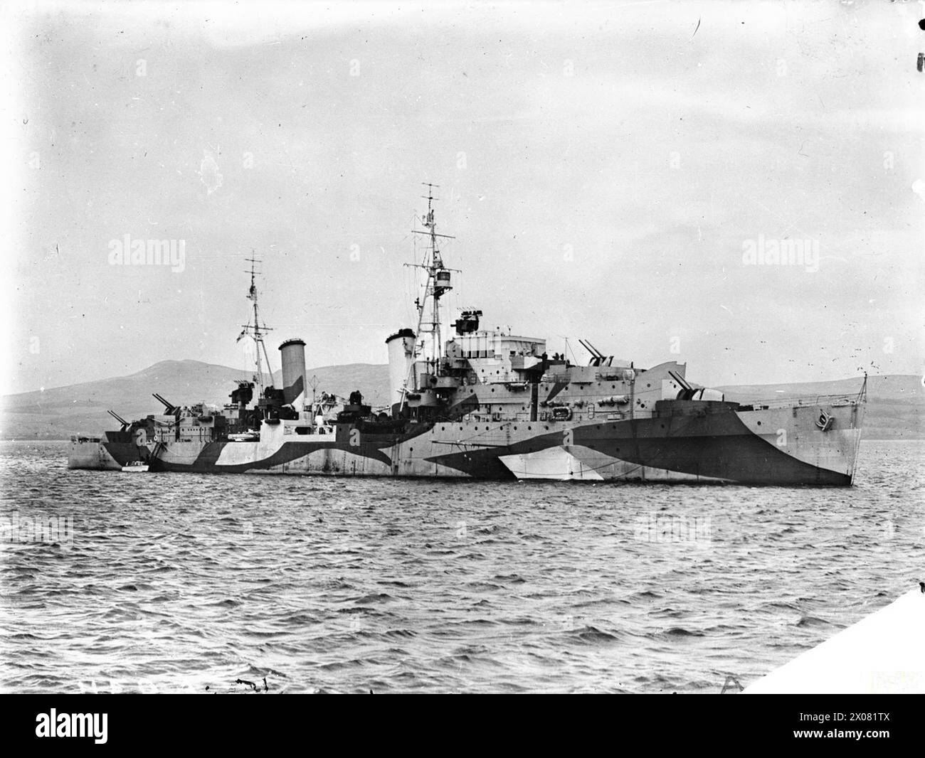 Le HMS Scylla, un croiseur britannique de classe Dido de la Royal Navy, est montré amarré, illustrant la conception du navire et le service naval. Banque D'Images