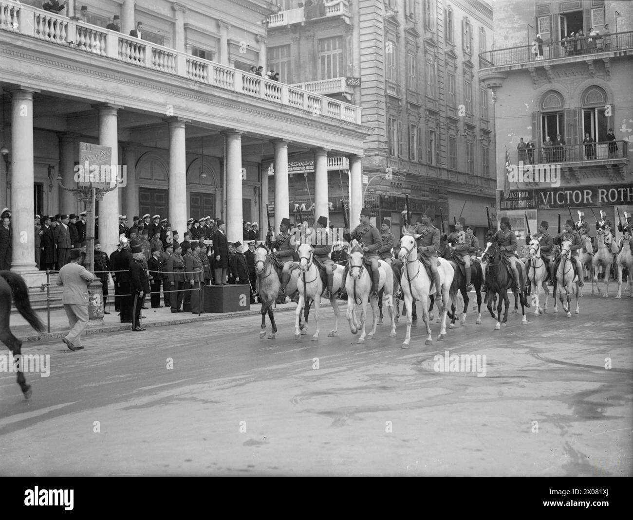 En février 1945, des officiers de la marine britannique ont assisté à la parade d'anniversaire du roi Farouk à Alexandrie, avec la participation de l'armée égyptienne et des forces de défense civile ; le gouverneur Abdel Khalek Hassoune a pris le salut sur la place Mohamed Ali. Banque D'Images
