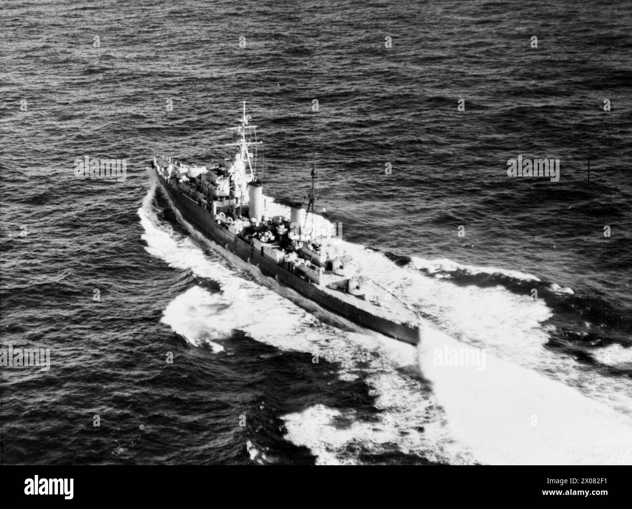 Le HMS Royalist, un croiseur britannique de classe Dido, opère en mer en 1945. Le navire a servi dans divers théâtres pendant la seconde Guerre mondiale Banque D'Images