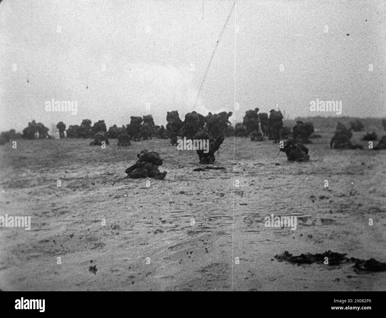 Le 6 juin 1944, les forces britanniques, dont le 4e Commando de la 1re brigade de services spéciaux, débarquent sur Queen Red Beach, dans la région de Sword, lors de l'invasion de Normandie. Les hommes du 2nd East Yorkshire Regiment peuvent également être présents. Banque D'Images