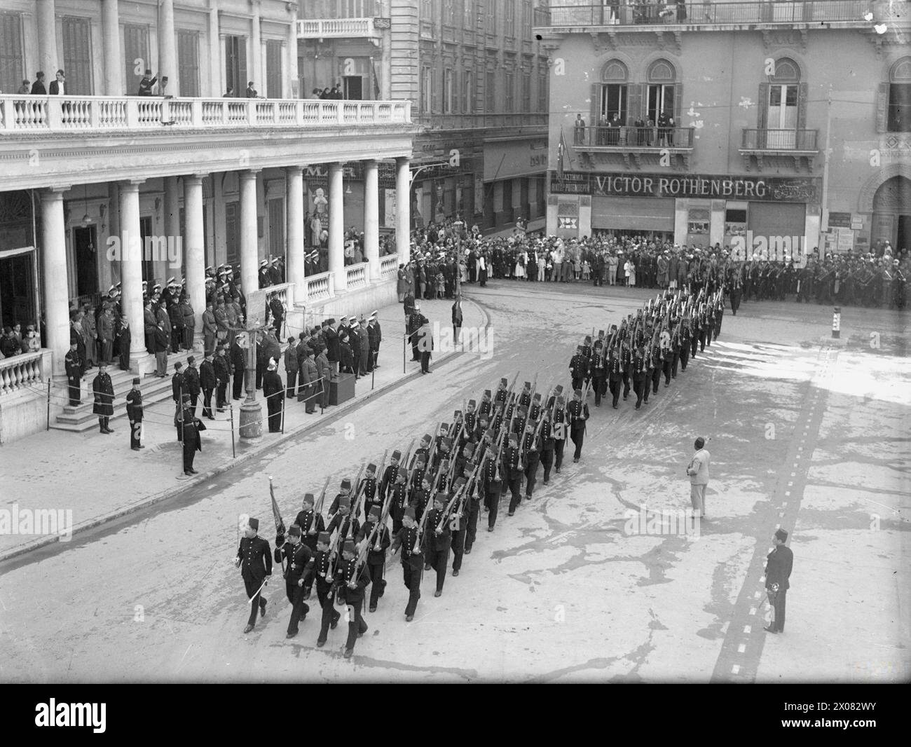 En février 1945, des officiers de la marine britannique assistent à la parade d'anniversaire du roi Farouk à Alexandrie, à laquelle participent l'armée égyptienne, les forces de défense civile et la police, et le gouverneur Abdel Khalek Hassoune prend le salut sur la place Mohamed Ali. Banque D'Images