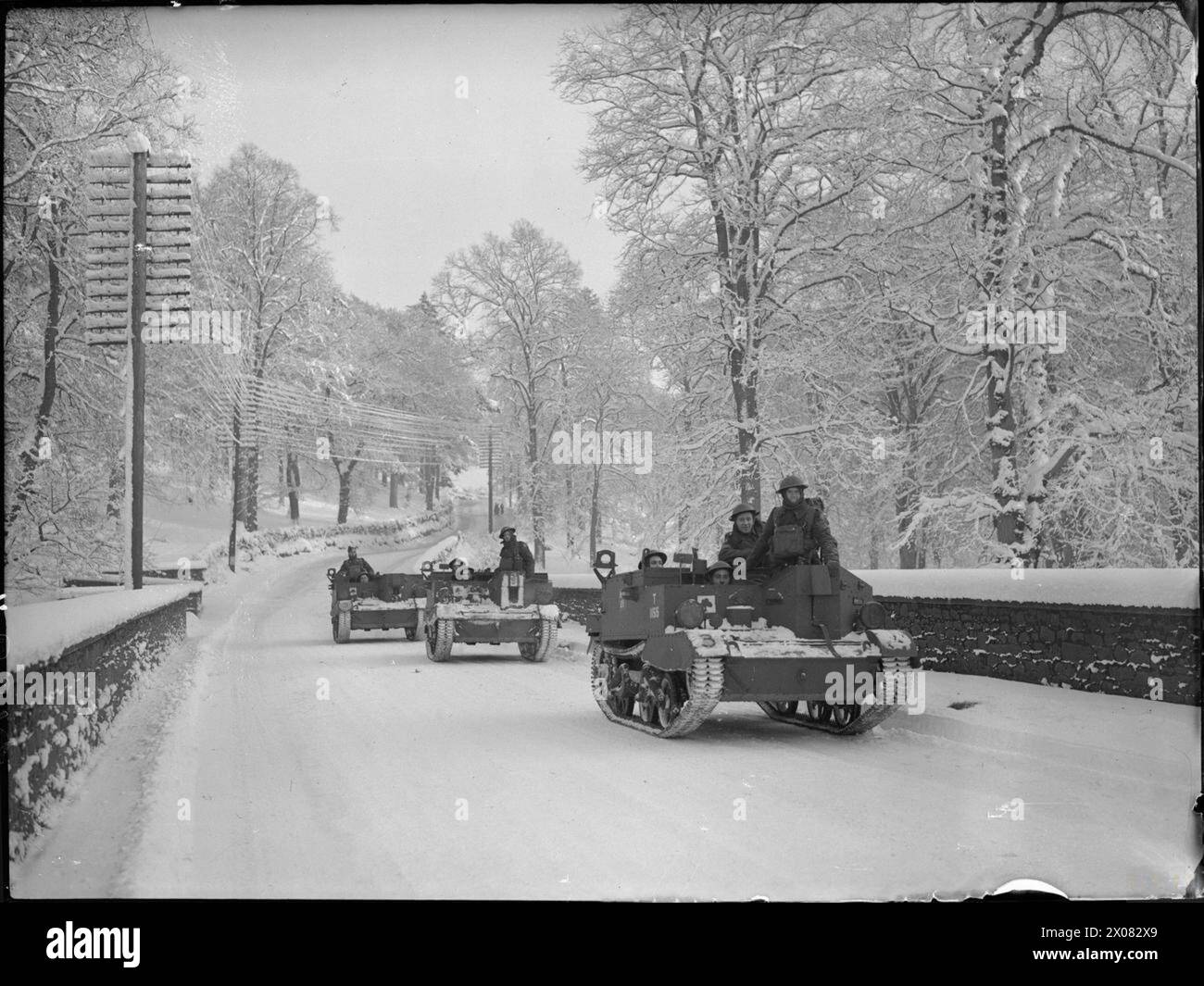 Les porte-avions universels du 2/5th Leicestershire Regiment roulent le long d'une route enneigée près de Galashiels, en Écosse, le 6 janvier 1941 lors d'exercices militaires. Banque D'Images