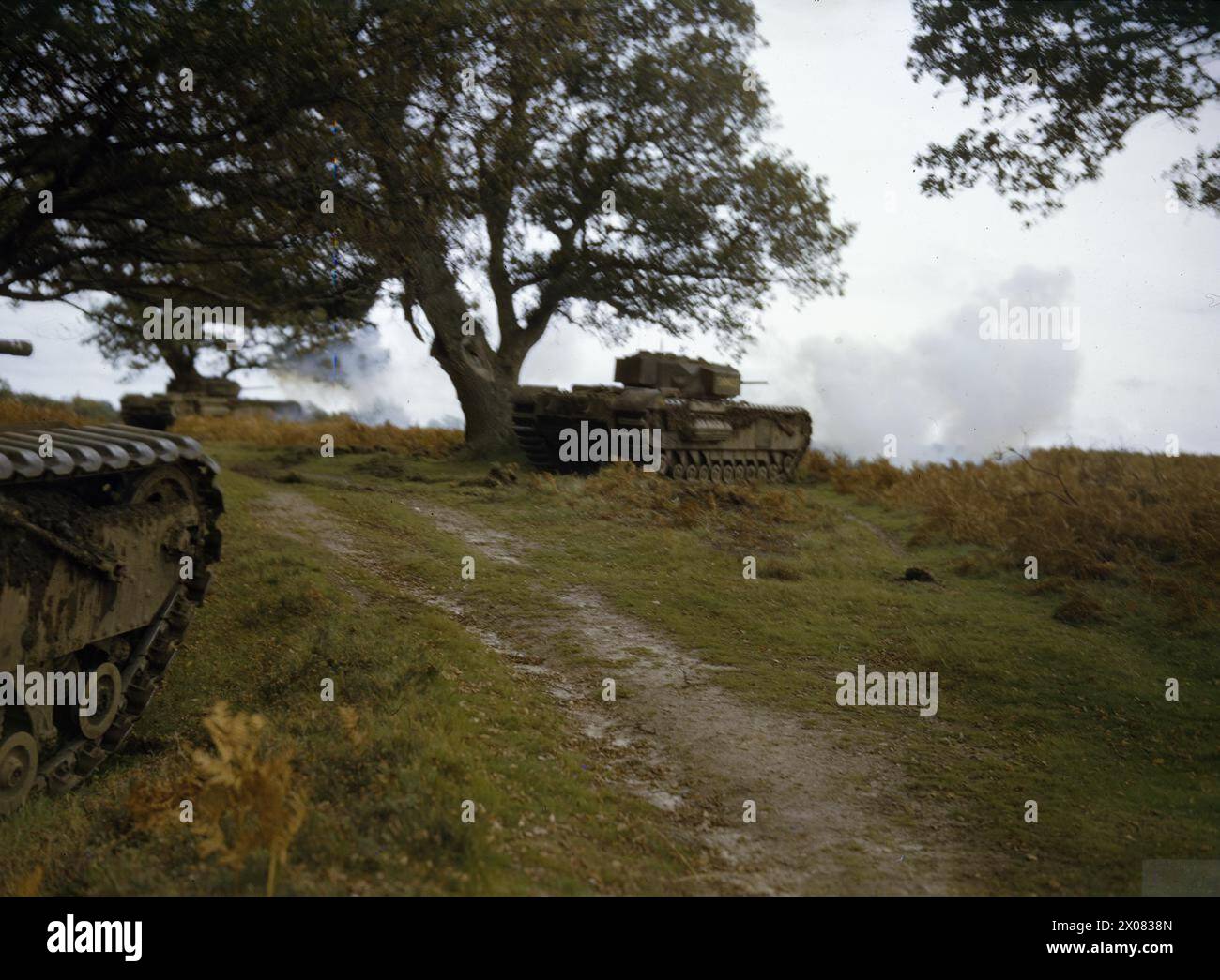 CHARS CHURCHILL EN MANŒUVRES EN GRANDE-BRETAGNE, OCTOBRE 1942 - chars Churchill des escadrons A et B, 43e Bataillon, Royal Tank Regiment, 33e Brigade tirant de l'armée britannique de couverture, Royal Tank Regiment Banque D'Images