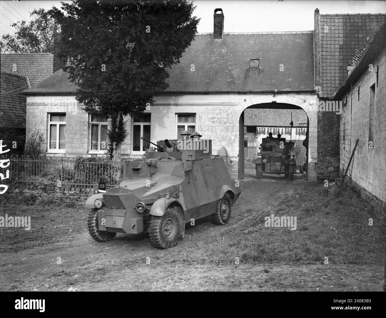 Le 29 septembre 1939, les voitures blindées Morris CS9 du 12e Royal Lancers sont positionnées à Villiers St Simon en France. Banque D'Images