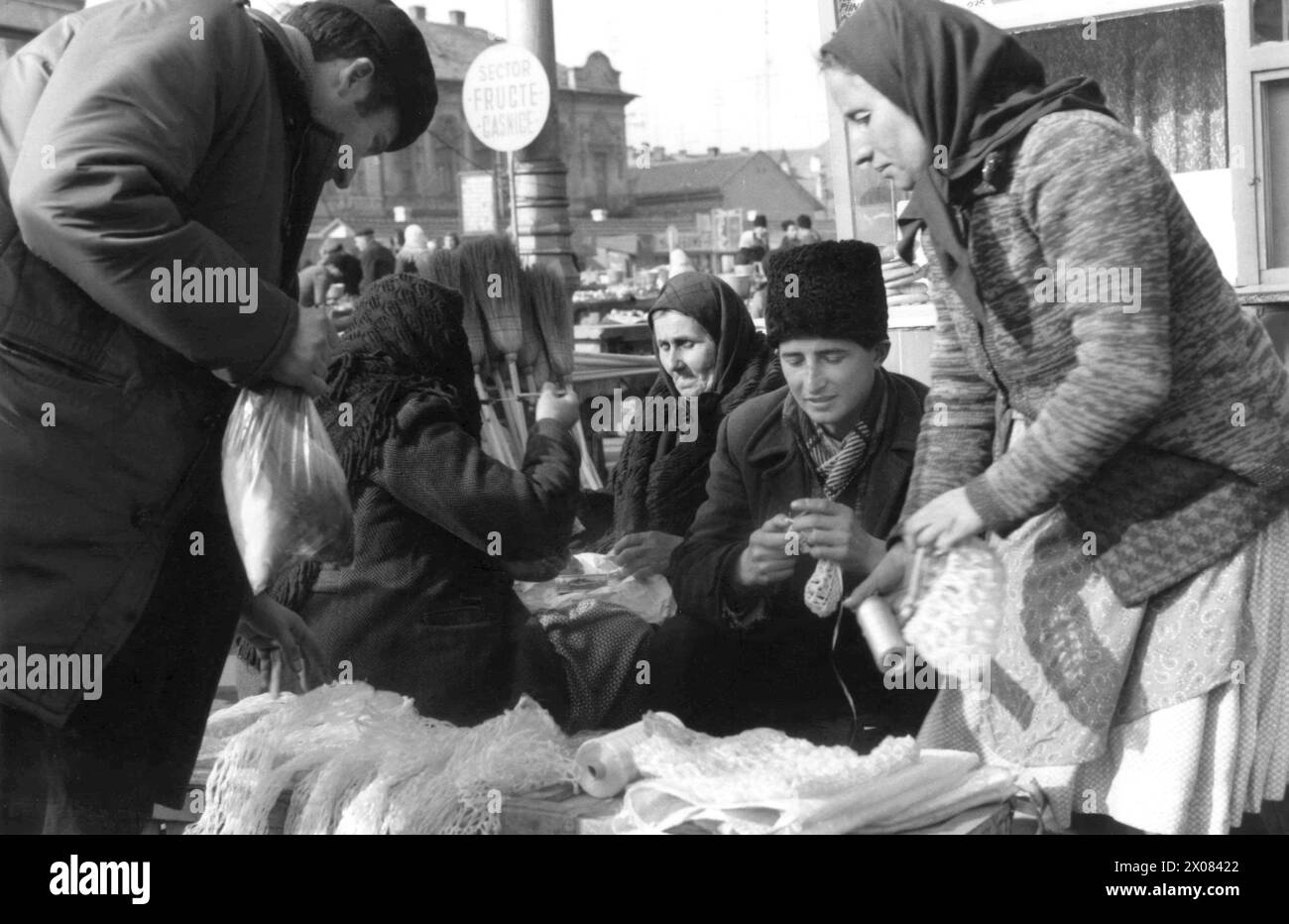 République socialiste de Roumanie dans les années 1970 Country People vendant des produits faits à la main dans un marché dans la ville. Banque D'Images