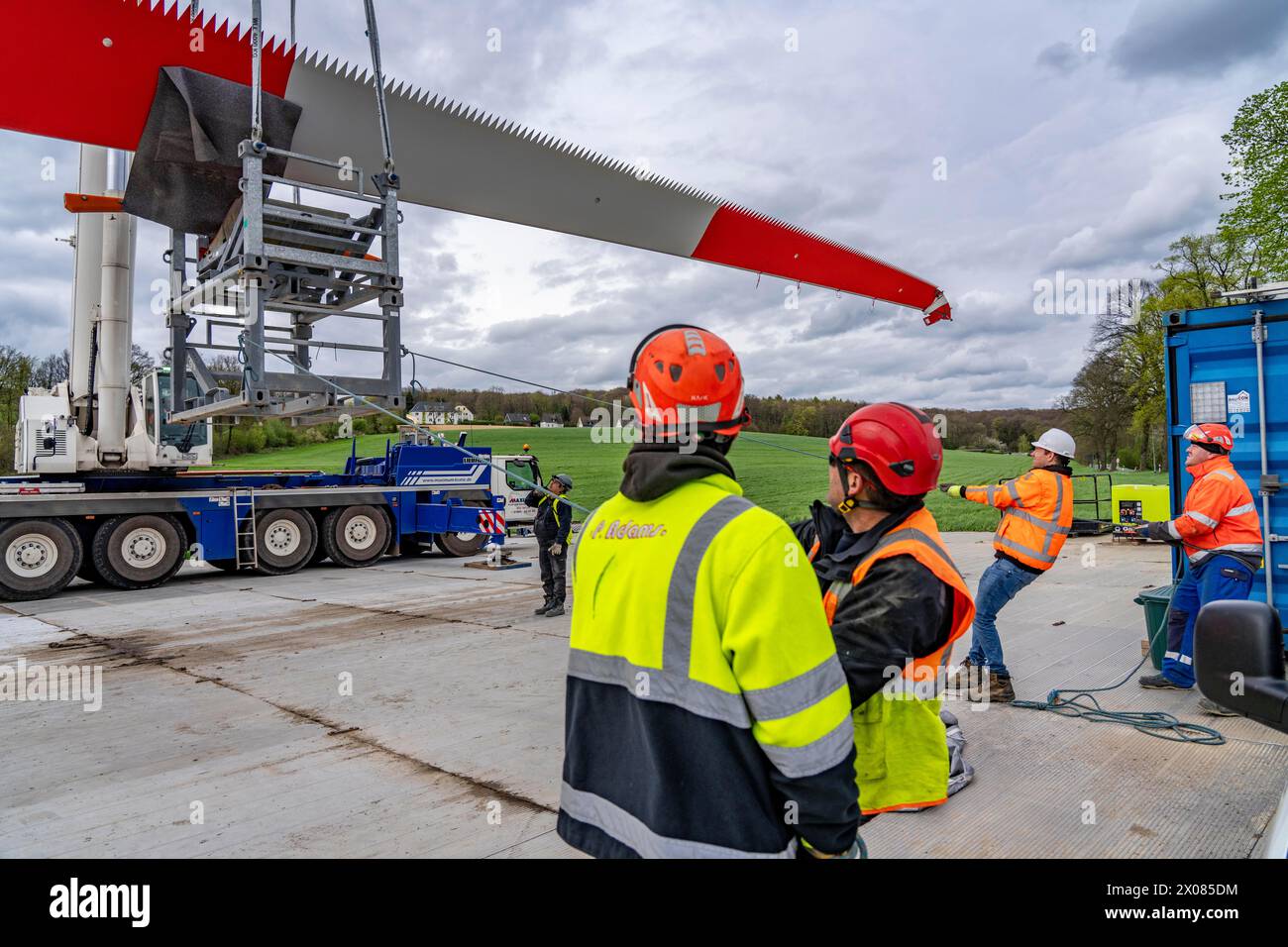 Préparation pour le transport d’une pale de 68 mètres de long, une éolienne, avec un véhicule automoteur Blade-Lifter, sur un parcours de 40 KM DE long dans le BER Banque D'Images