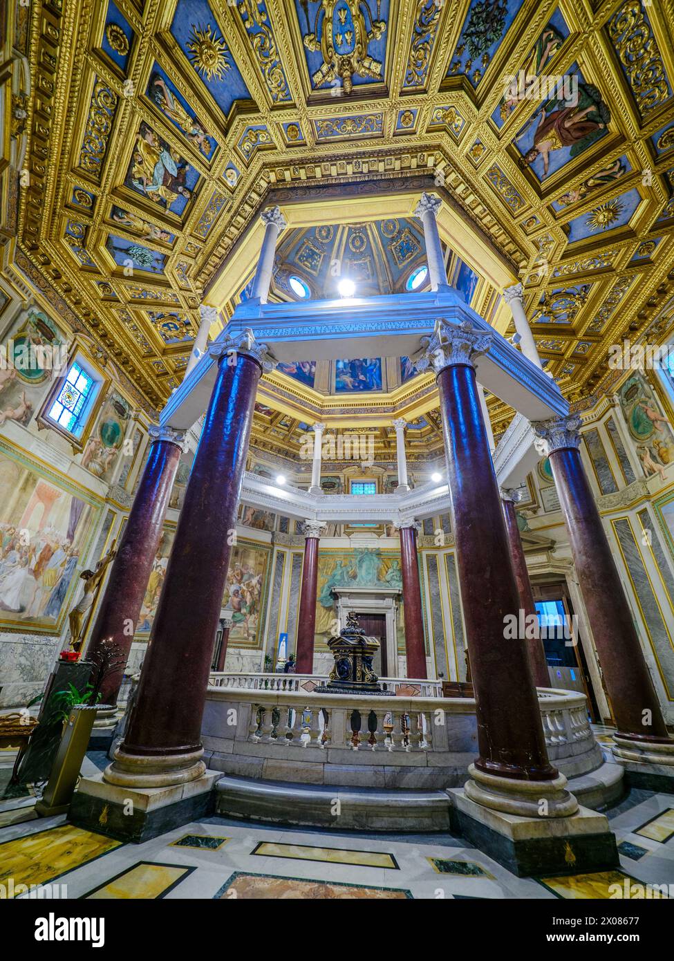 Baptistère attachée à la basilique Saint-Jean-Latran, à droite de la Loggia delle Benedizioni, sur l'abside, appelée à l'origine 'San Giovanni della fonte', sous laquelle les vestiges d'une villa romaine du 1er siècle après J.-C. sont venus à la lumière , Puis remplacé par un bâtiment thermique au 2ème siècle après J.-C. Le Baptistère, bien que restauré de nombreuses fois, remonte à l'époque de Constantine, qui, à son tour, l'a obtenu d'un nymphaeum des Laterans: La tradition pieuse a fait que l'empereur a été baptisé dans ce bâtiment. La forme octogonale actuelle remonte à 432 AD. Et à l'intérieur de l'eig Banque D'Images