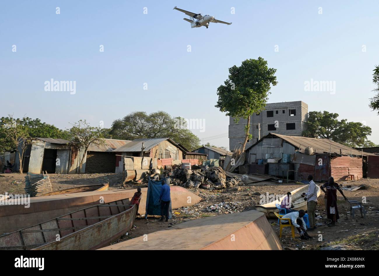 SOUDAN DU SUD, capitale Juba, fleuve Nil Blanc, port fluvial de Hai Jalaba, cargos fluviaux, atterrissage d'avions domestiques / SÜDSUDAN, Hauptstadt Juba, Hai Jalaba River Port Flußschiff Hafen am weißen Nil Fluß, Landendes Flugzeug Banque D'Images