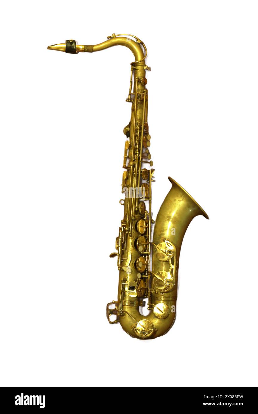 Une image isolée mettant en valeur les courbes élégantes et les tons riches d'un saxophone ténor, parfait pour des projets évoquant l'essence émouvante du jazz et du musi Banque D'Images