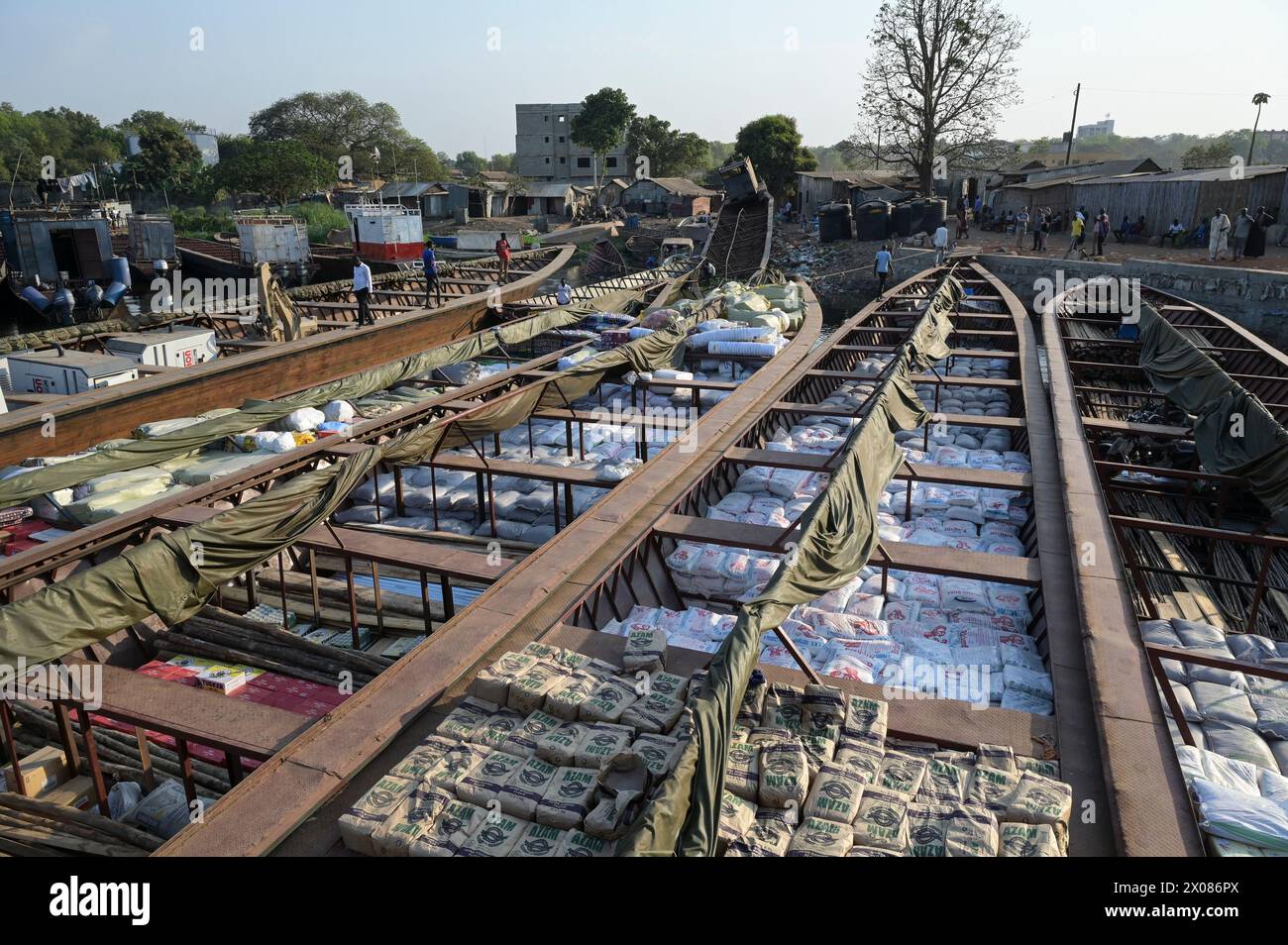 SOUDAN DU SUD, capitale Juba, fleuve Nil Blanc, port fluvial de Hai Jalaba, cargos fluviaux, sacs chargés de farine de maïs importée d'Ouganda / SÜDSUDAN, Hauptstadt Juba, port fluvial de Hai Jalaba Flußschiff Hafen am weißen Nil Fluß Banque D'Images